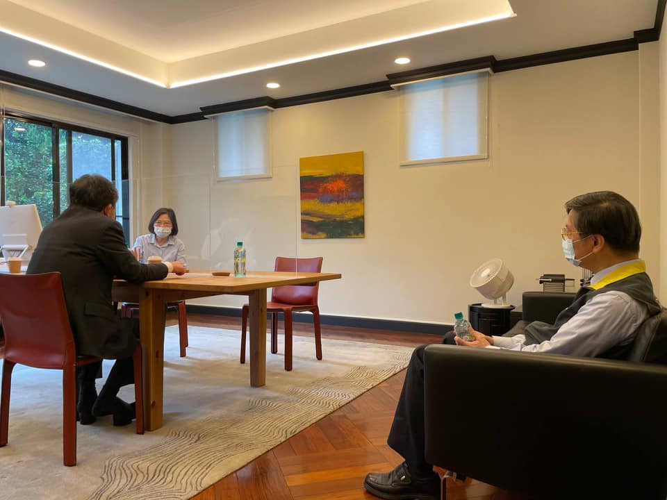 首批15萬劑莫德納疫苗預計今天下午抵台，總統蔡英文也在臉書宣布這則好消息。（翻攝自蔡英文臉書）