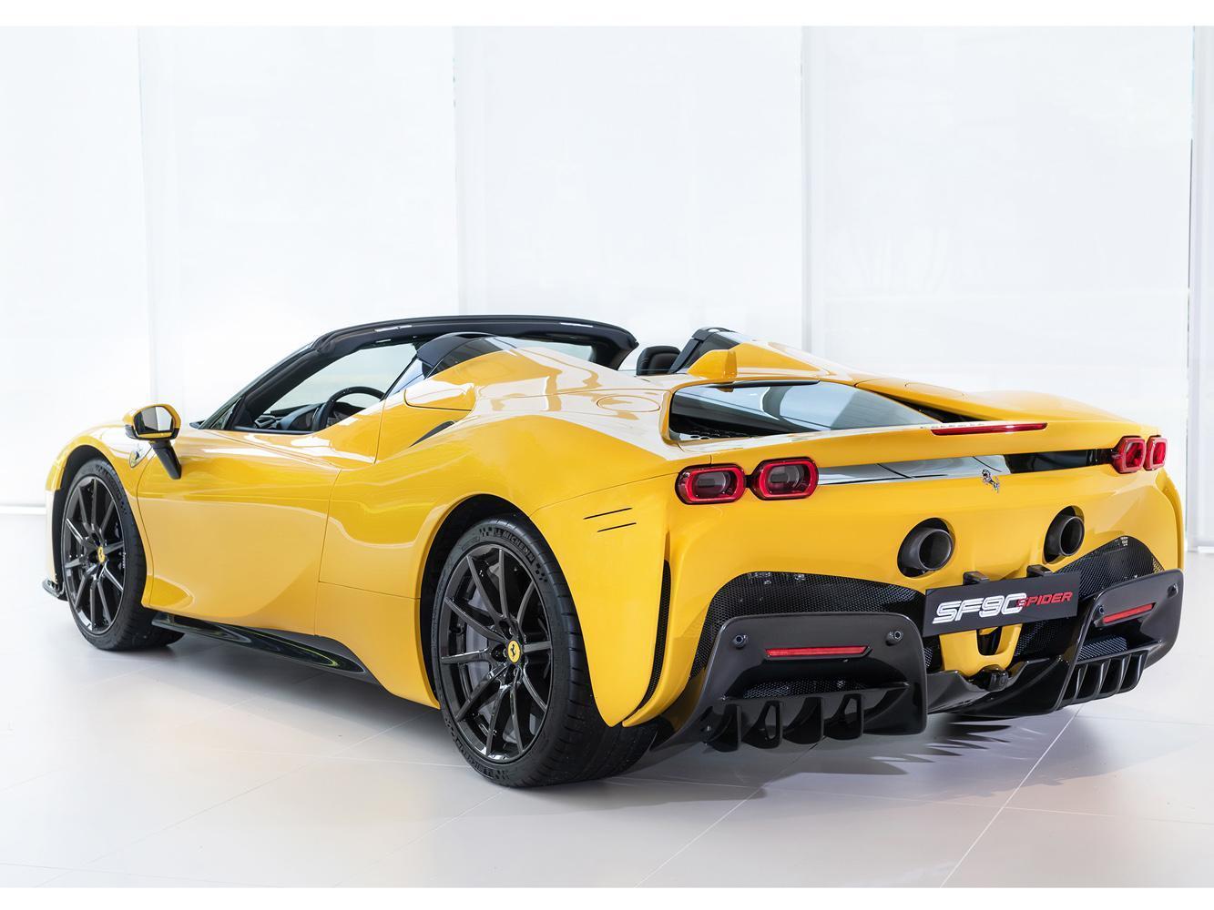 在Ferrari Styling Centre法拉利設計中心的鬼斧神工下,車頂區域與整車完美整合,呈現渾然一體的視覺美感。