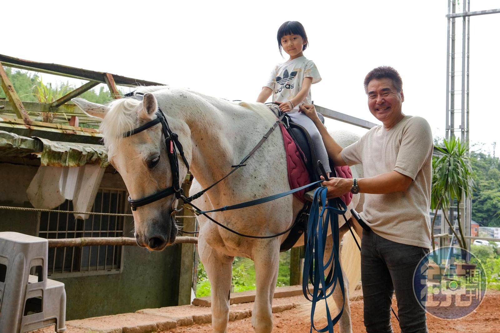 陶建宇教練（右）有28年的豐富經驗，且對推廣馬術十分熱心。