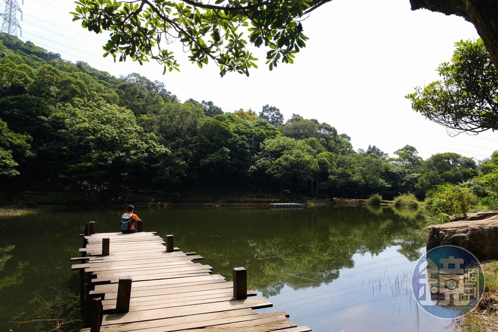 夢湖倒映山景的寧靜湖面，帶著詩意。