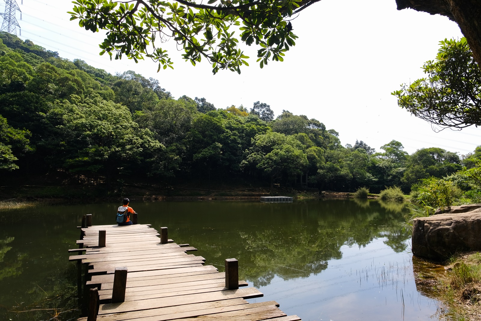 夢湖倒映山景的寧靜湖面，帶著詩意。