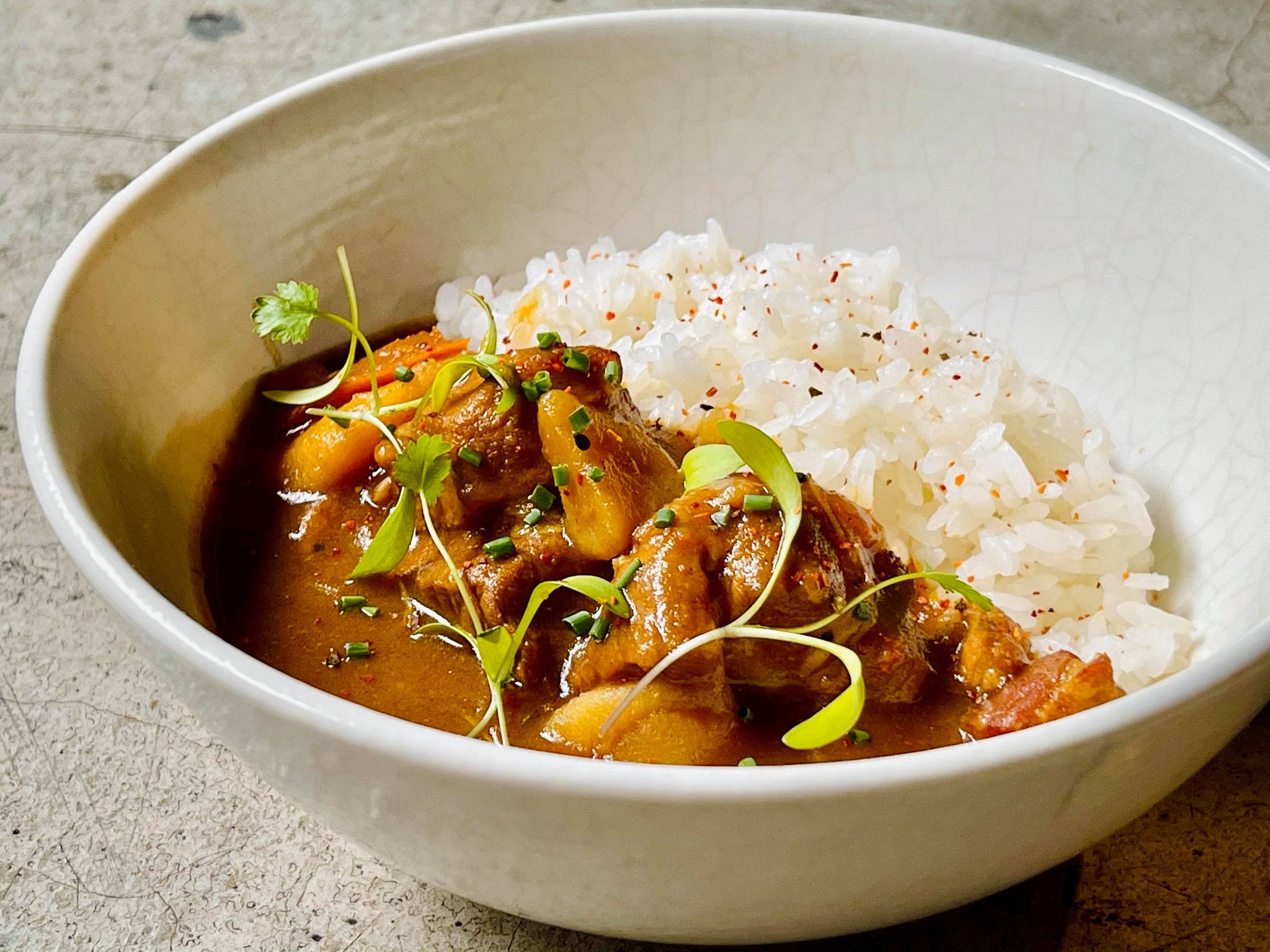 「阿元咖哩飯」將多種蔬果的甜味保留在咖哩中，加入煙燻培根、自製瑪薩拉咖哩粉香氣與獨特的香料風味。（外帶160元／份）（元YUAN提供）