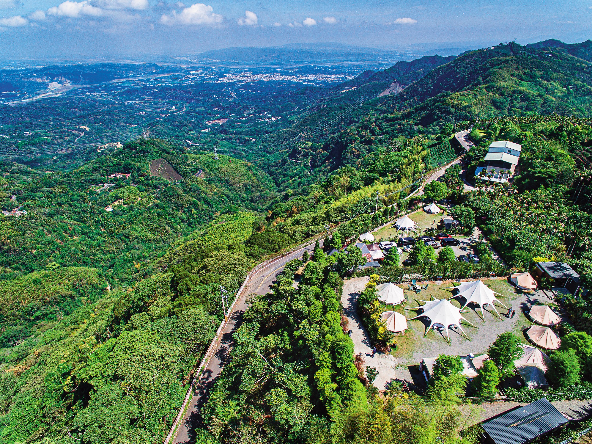 位在海拔1,000公尺之上的南投竹山「山思雲想」露營地，可居高眺望中部平原縣市。