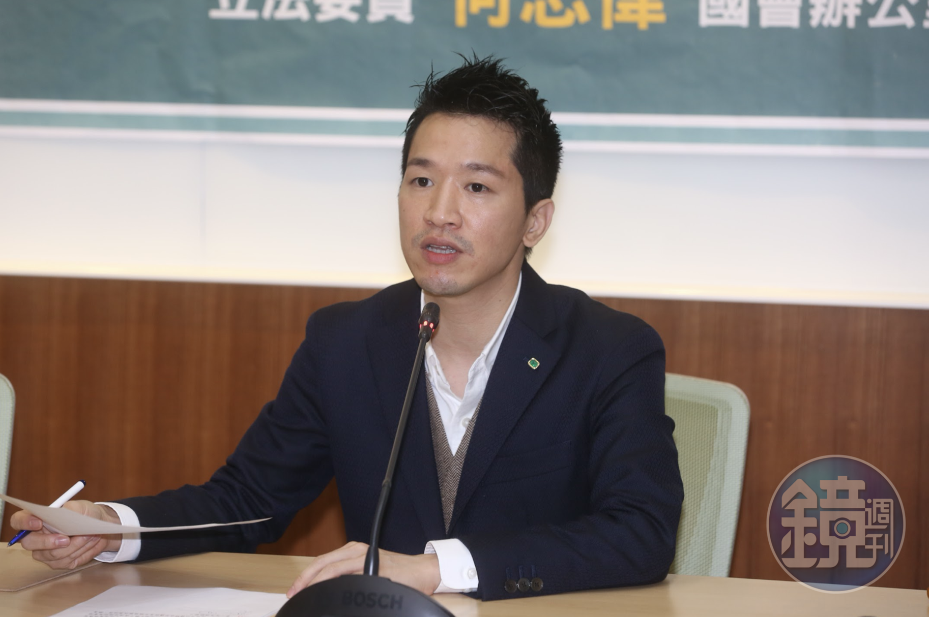 立委何志偉昨深夜於臉書發文，證實前助理染疫身亡。（資料照）