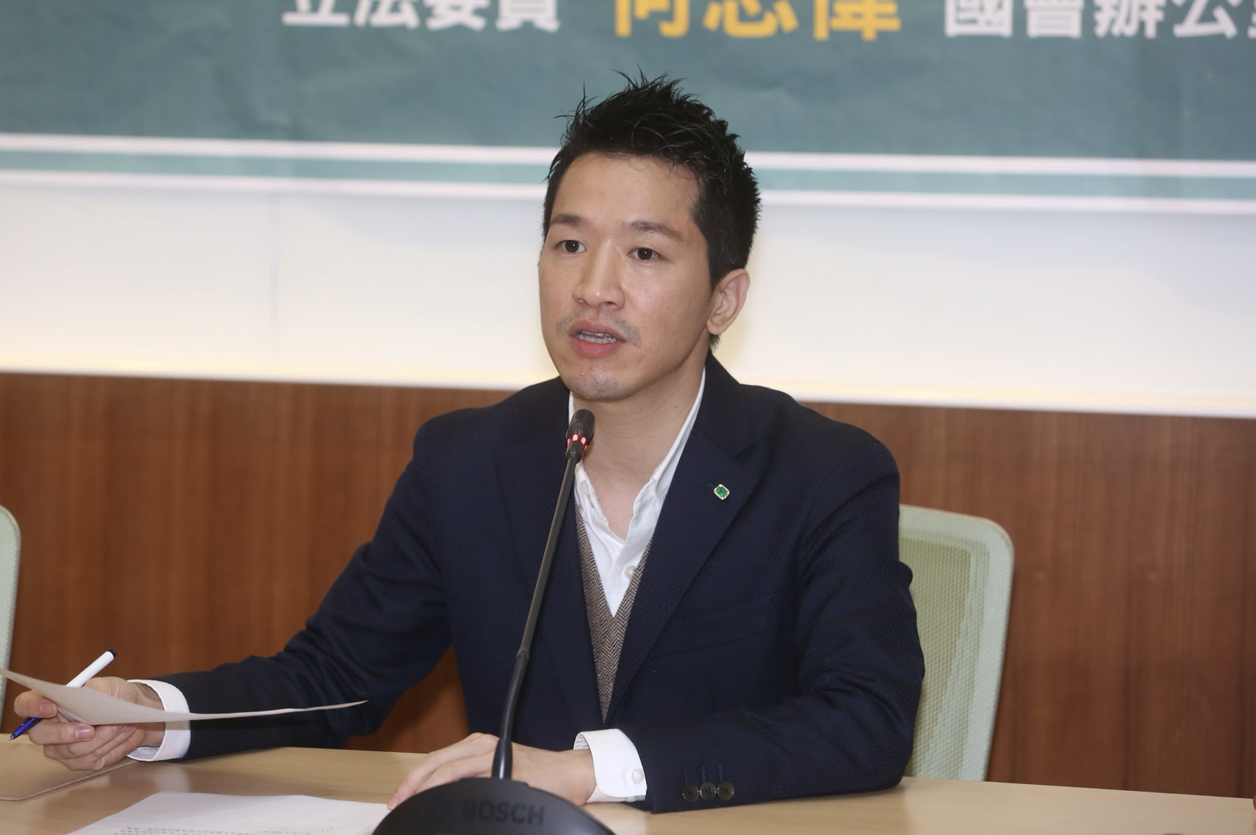 立委何志偉昨深夜於臉書發文，證實前助理染疫身亡。（資料照）