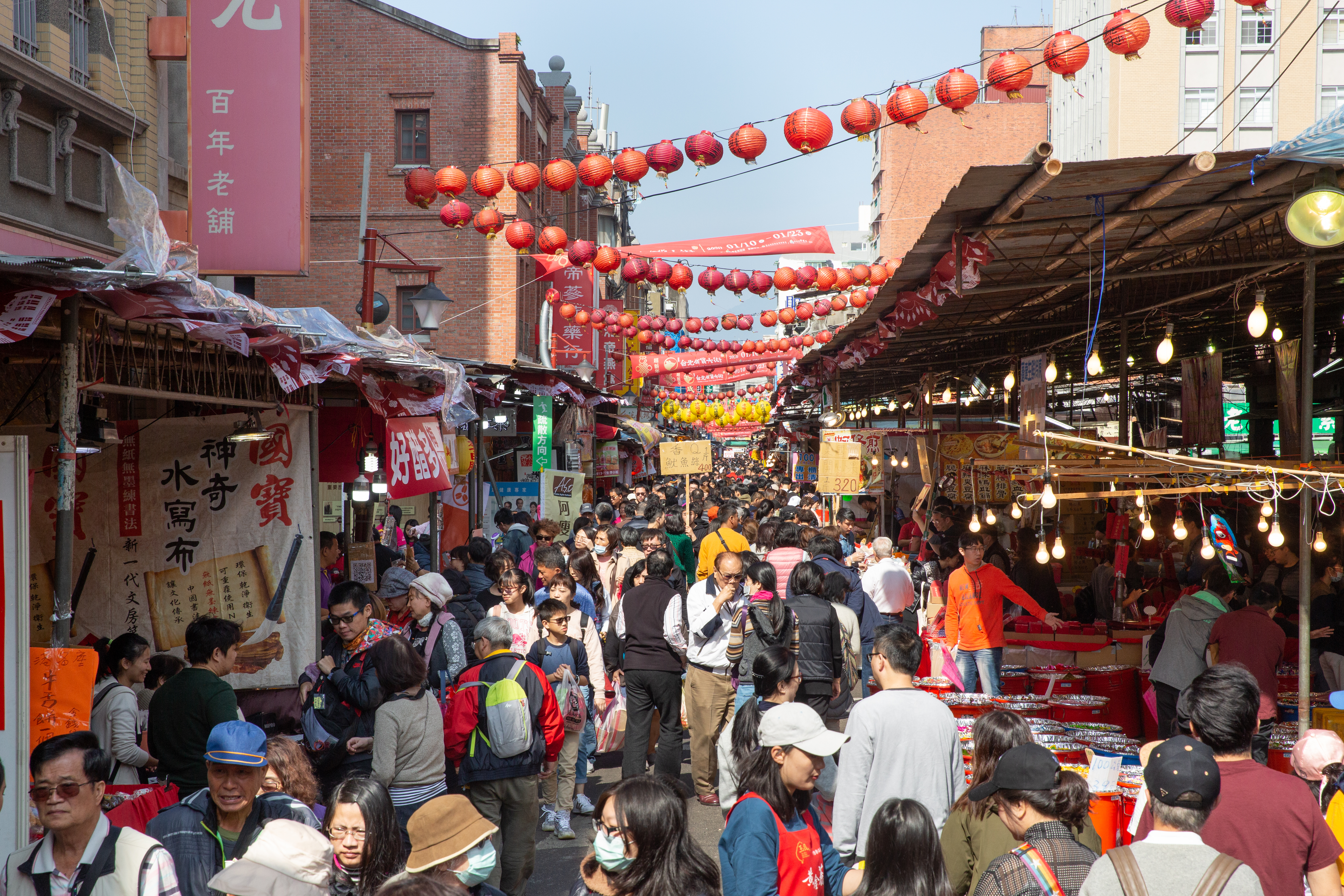 明年農曆春節有9天連假。圖為民眾至年貨大街採買。（資料照）