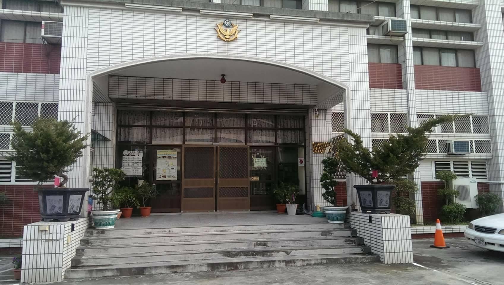 翁茂鍾前往官田分駐所打掃的時間,健保卡竟同時出現10次就醫紀錄,顯見社勞造假。(官田分駐所臉書)