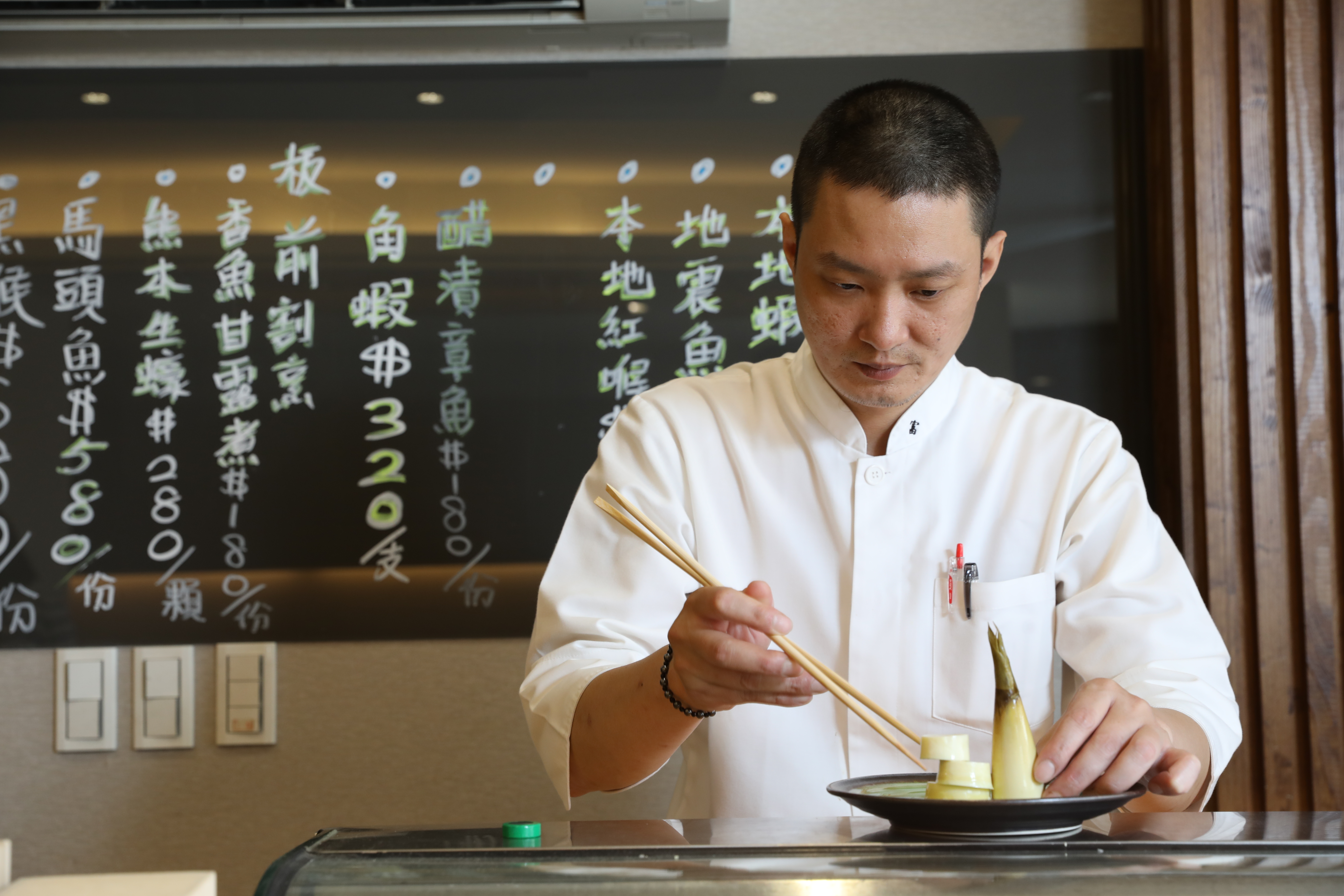 「富四季割烹」主理人王祥富有多年日本料理經驗，手藝精湛，尤其擅長處理海鮮，所以敢以「割烹」為名。