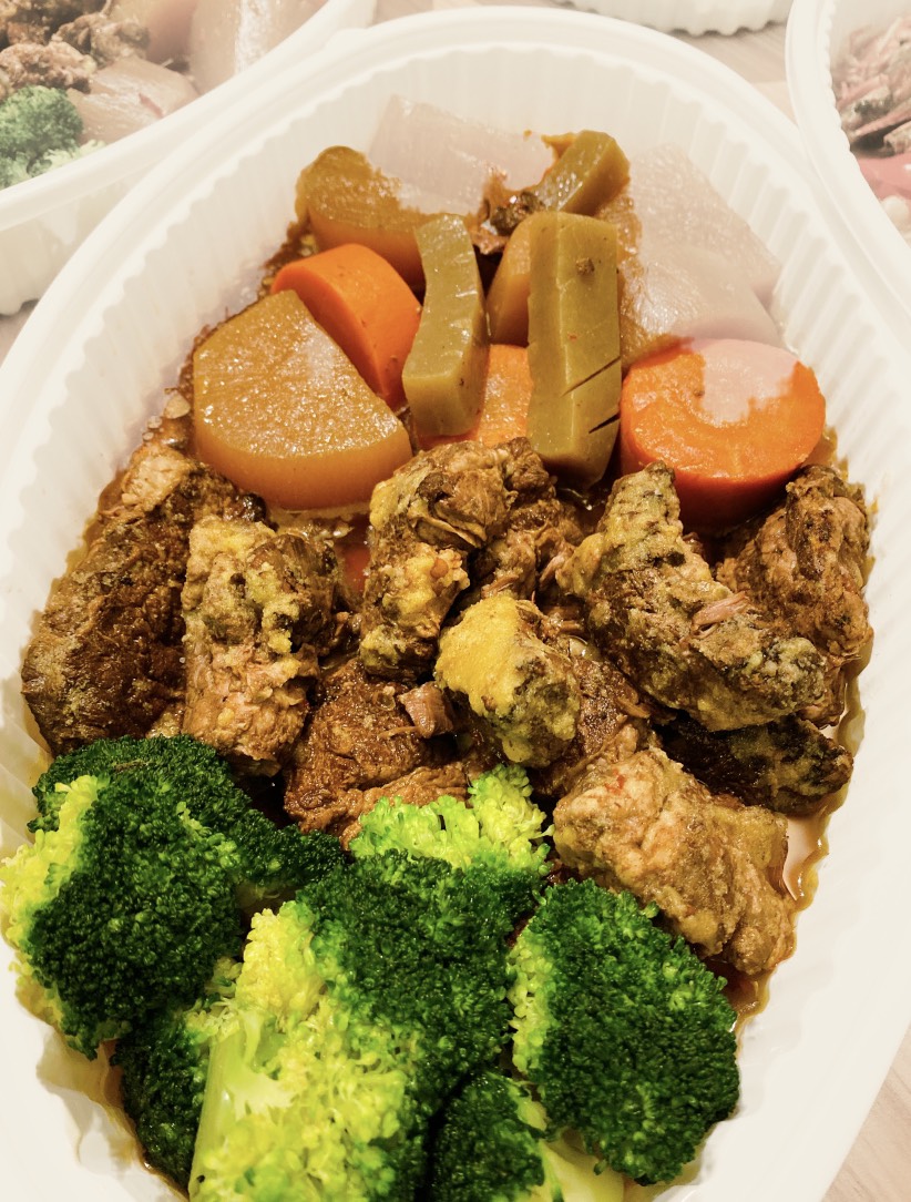 「味噌燉牛肉」以味噌燉煮牛肋條與蒟蒻，滋味偏甜，可下飯亦可下酒。（350元／包、350g）（王祥富提供）