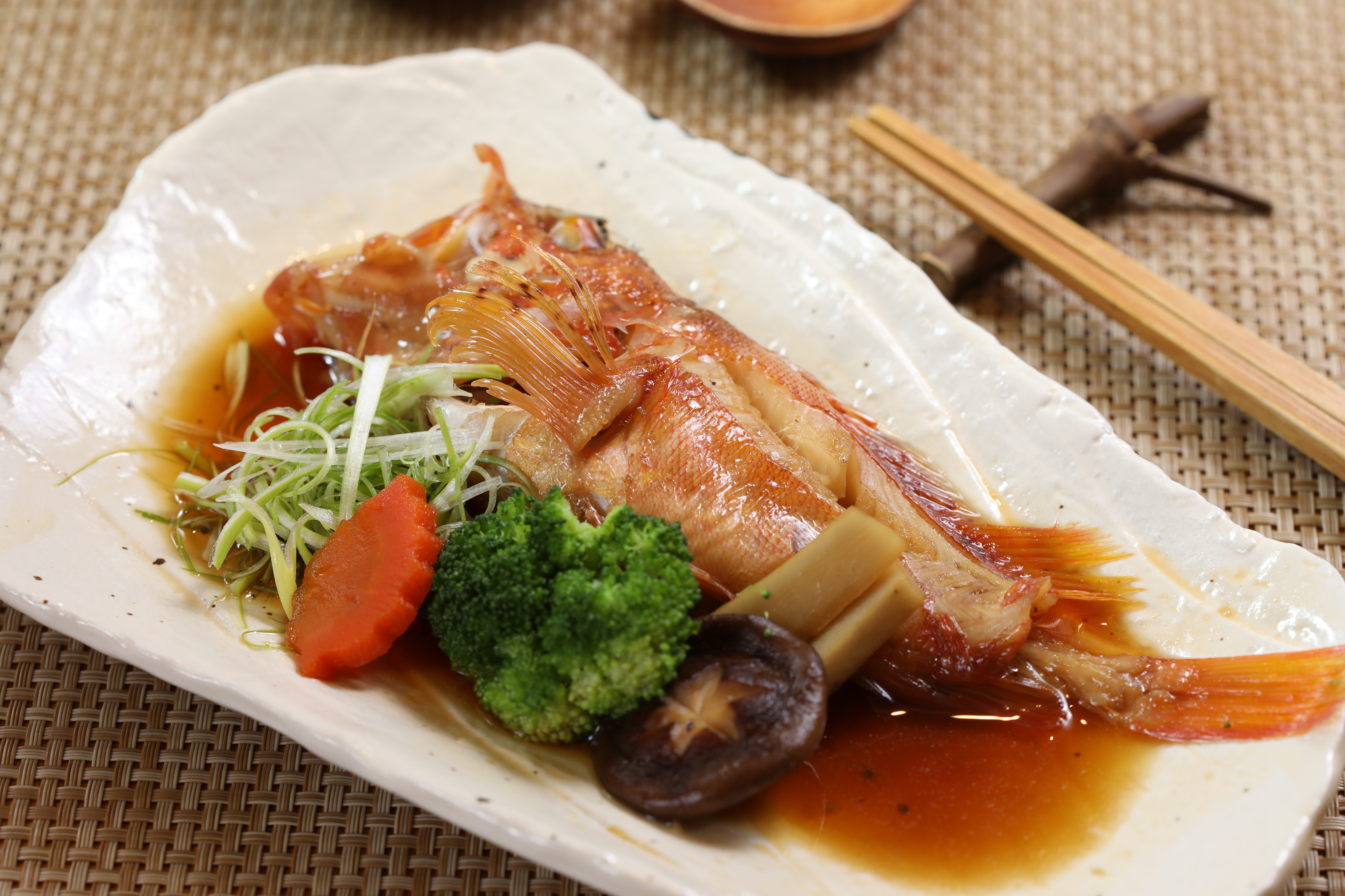 疫情前可吃到石狗公的「鮮魚旨煮」，類似紅燒口味，光醬汁就可以下一大碗飯。（260元／份）