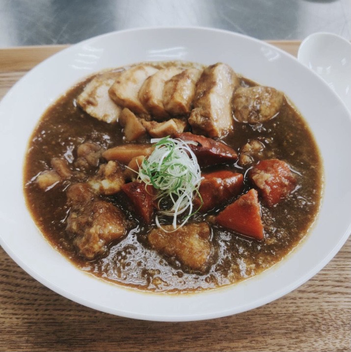 可品嘗到柔嫩雞肉、紅蘿蔔、馬鈴薯的「嫩雞咖哩」，非常下飯。（280元／包、450g）（王祥富提供）