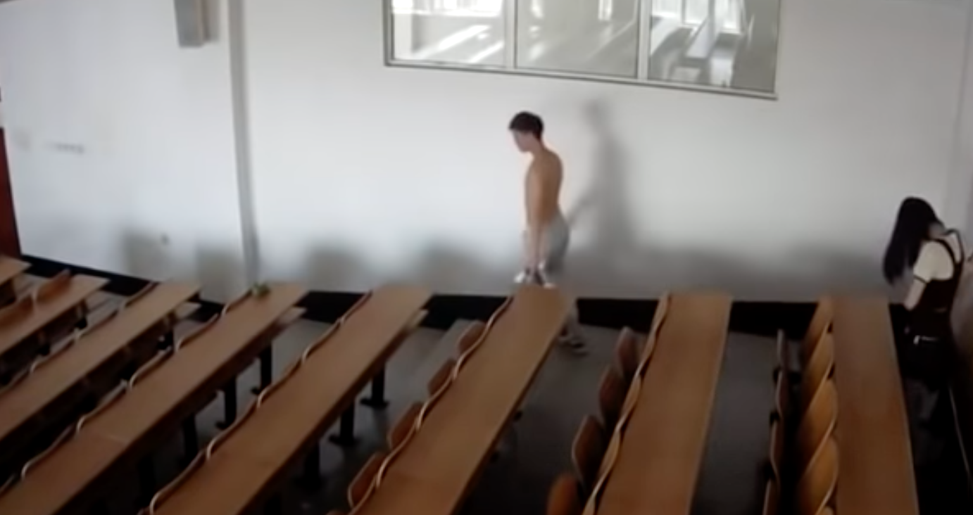 中國黑龍江科技大學近日傳出有男女學生在教室嘿咻,還遭人惡劣地將影片上傳YouTube。(翻攝YouTube)