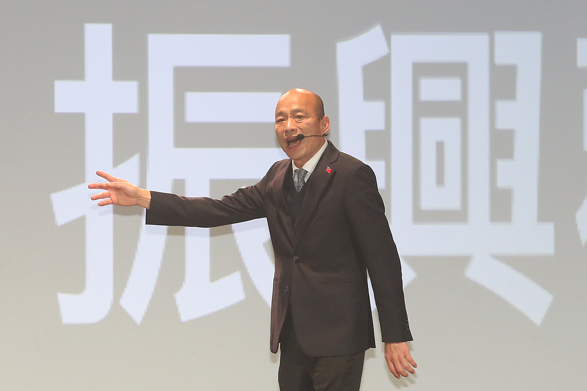 韓國瑜po文喊道「紓困勿忘苦人多」，呼籲蔡政府應正視各勞工階層的處境及需求。（本刊資料照）