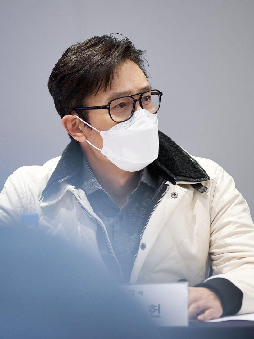 李炳憲最近忙著拍攝新片《水泥烏托邦》。(翻攝自LOTTE Entertainment Facebook)