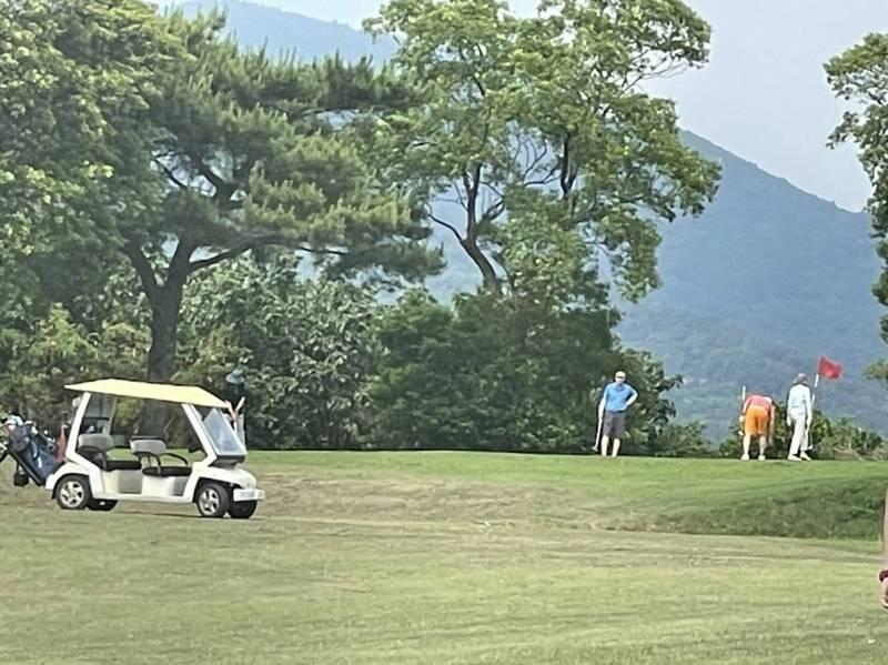 2. 疫情嚴峻「揮皇高爾夫球場」內部卻被人發現還有球友不斷揮杆。（新北體育處提供）