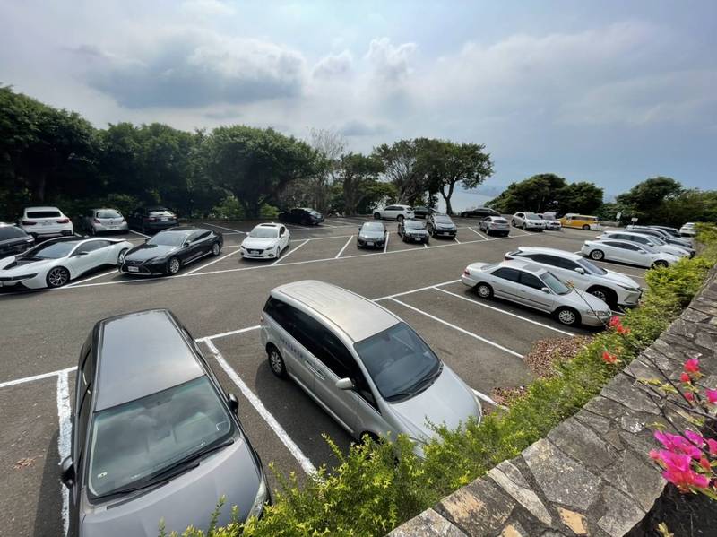 「揮皇高爾夫球場」外的停車場仍有不少高爾夫愛好者前來消費。（新北體育處提供）