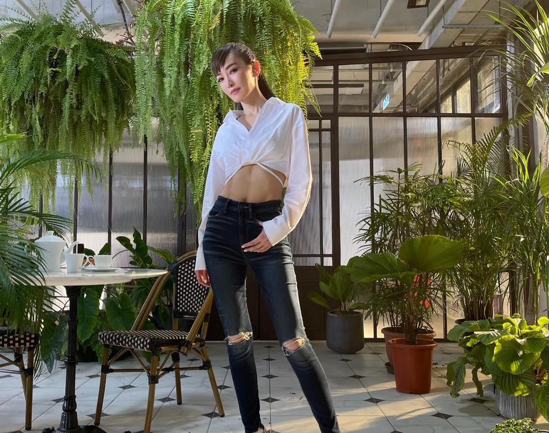 謝金燕46歲，依舊保持姣好身材。（翻攝自謝金燕臉書）