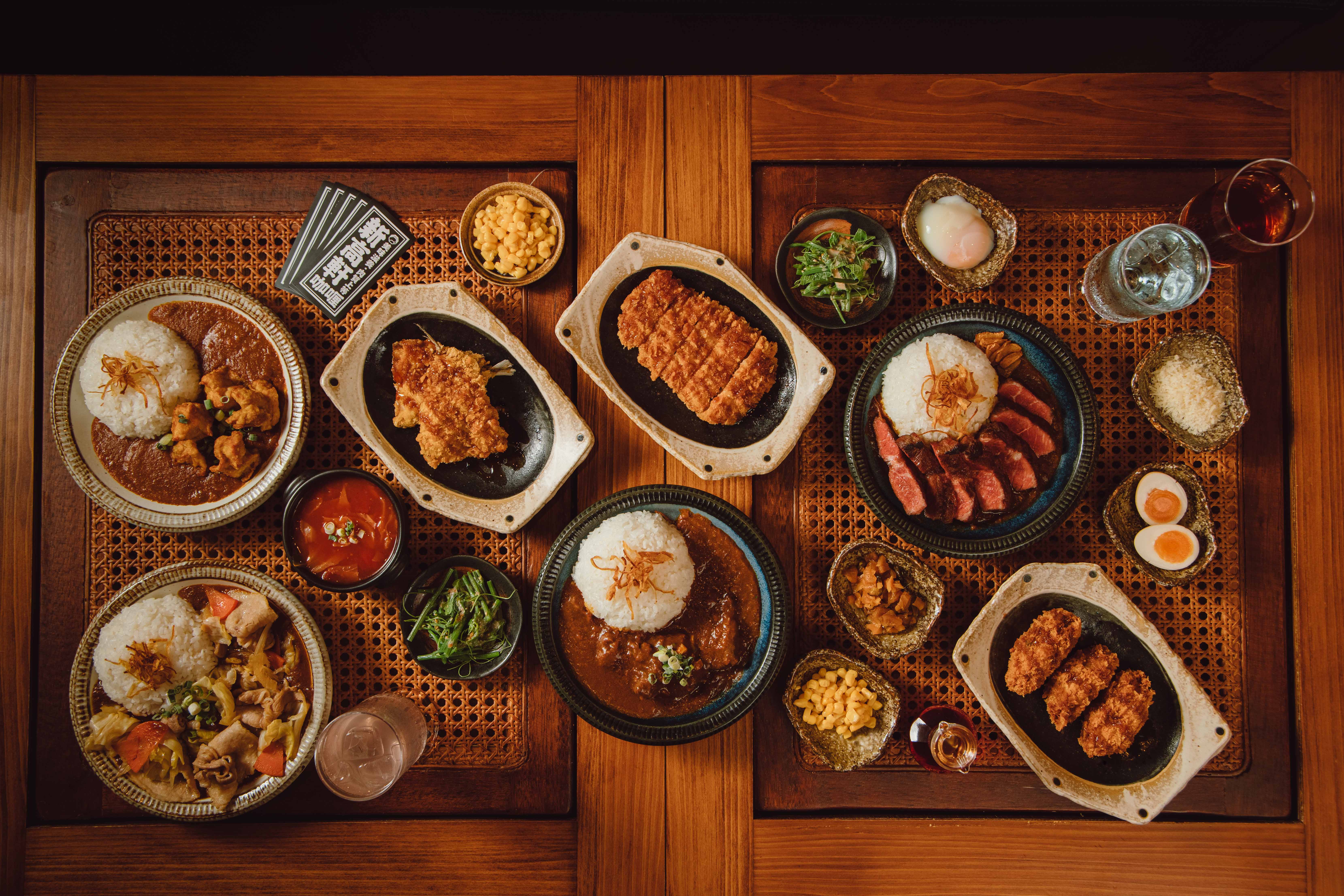 「新高軒」即日起至6月14日，推出醫護警消人員憑證，享不分口味咖哩飯買一送一優惠。（新高軒提供）