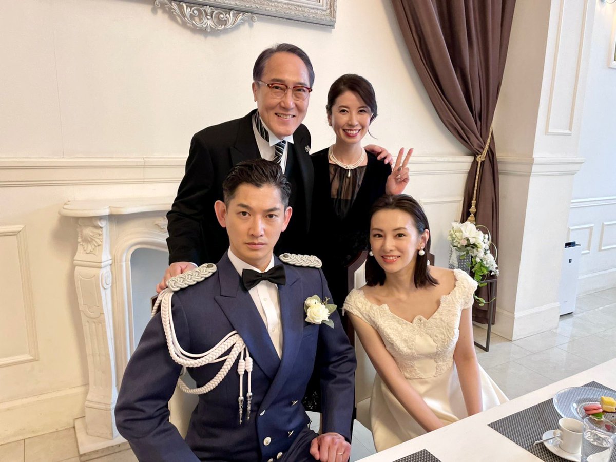 北川景子(前排右)在新劇《離婚活動》中身材相當纖細。(翻攝自三石琴乃Twitter)