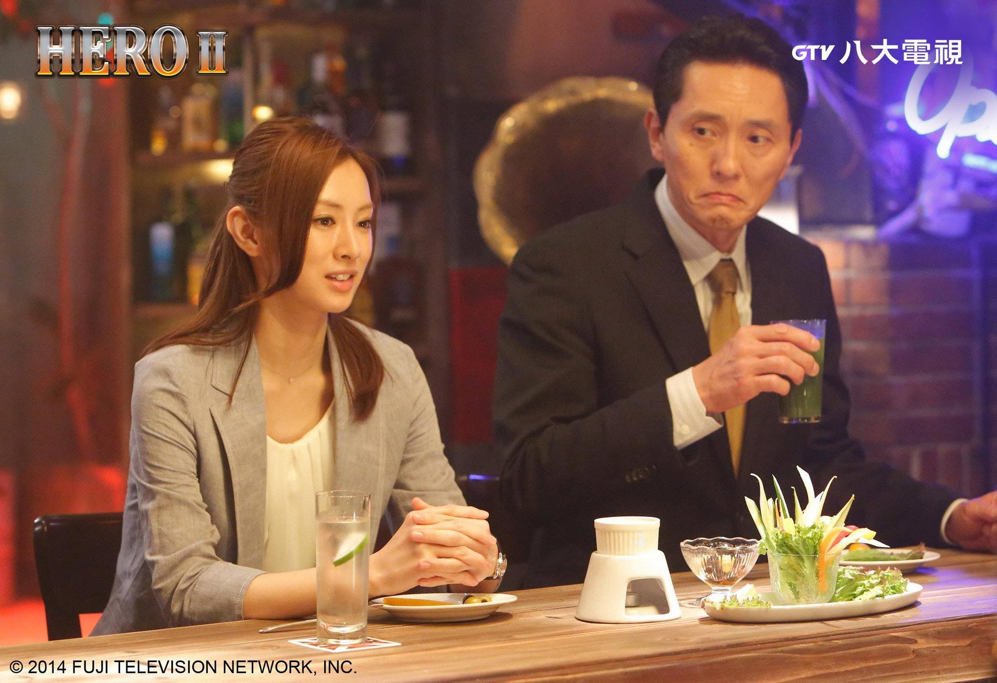 松重豐(右)加入《HEROⅡ》陣容,劇中咆哮威力讓北川景子等演員都招架不住。(八大戲劇台提供)