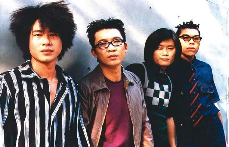童志偉（左2）是亂彈樂團的團長兼鼓手，2000年亂彈解散後，他回老家做音樂，與主唱阿翔（左1）雖偶有合作演出，但收入並不穩定。（翻攝網路）