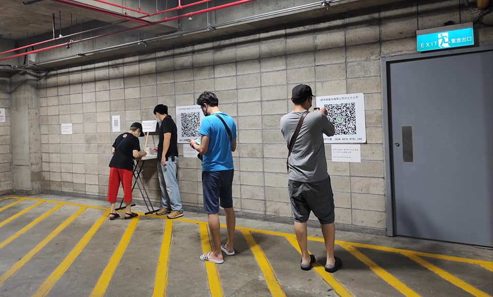 好市多實聯制QR Code海報很大一張，2公尺外掃都能很清楚。（翻攝自「Costco好市多 商品經驗老實說）