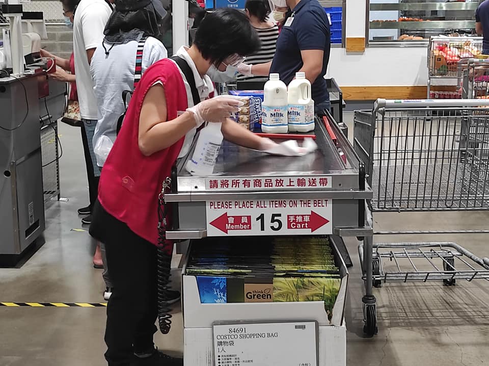 好市多結帳後輸送台立刻有人員消毒。（翻攝自「Costco好市多 商品經驗老實說）