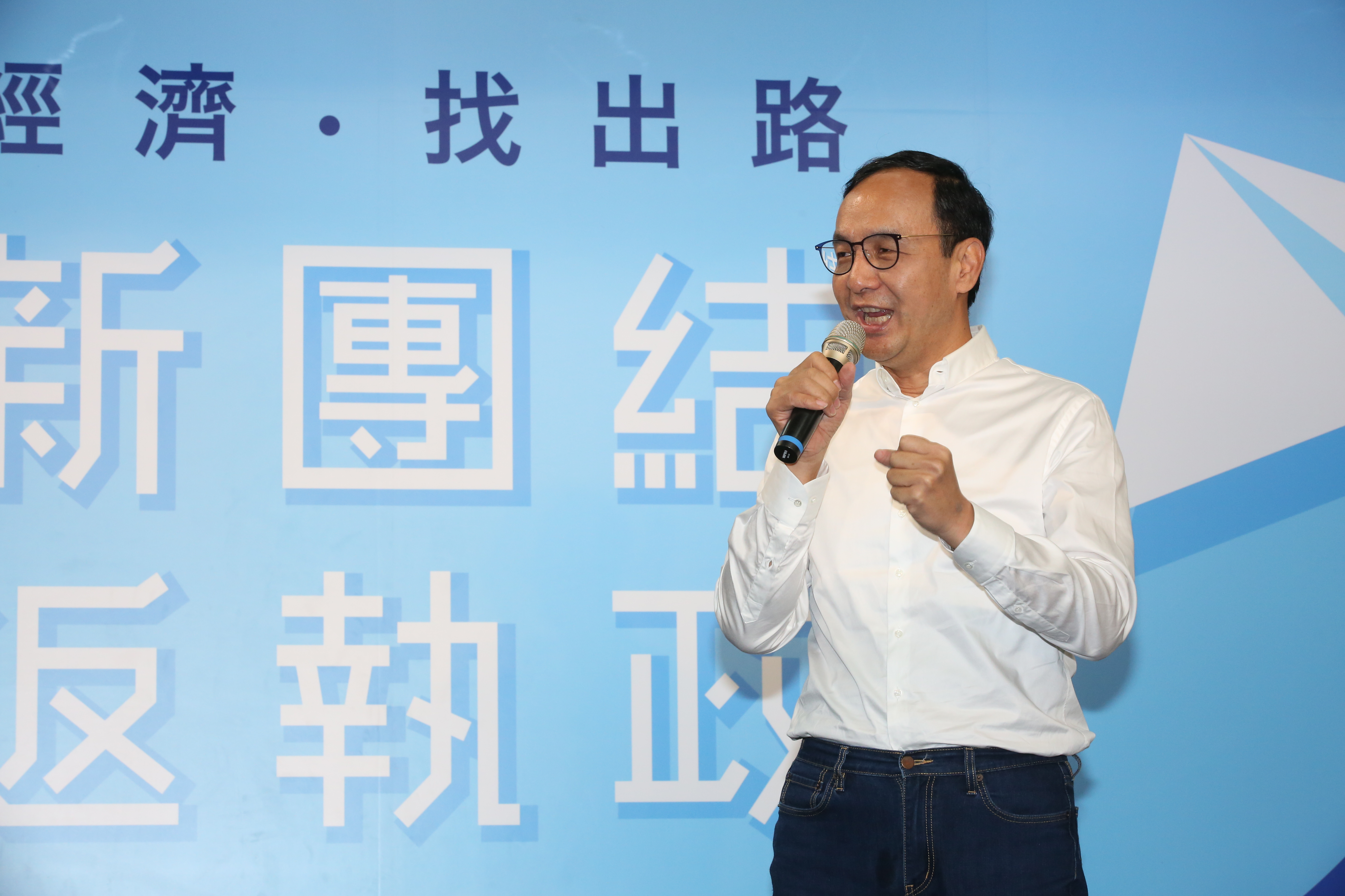 律師呂秋遠在臉書po文嗆朱立倫（圖），「矇著眼睛用政治立場說話，你是想當總統想瘋了嗎？」（本刊資料照）