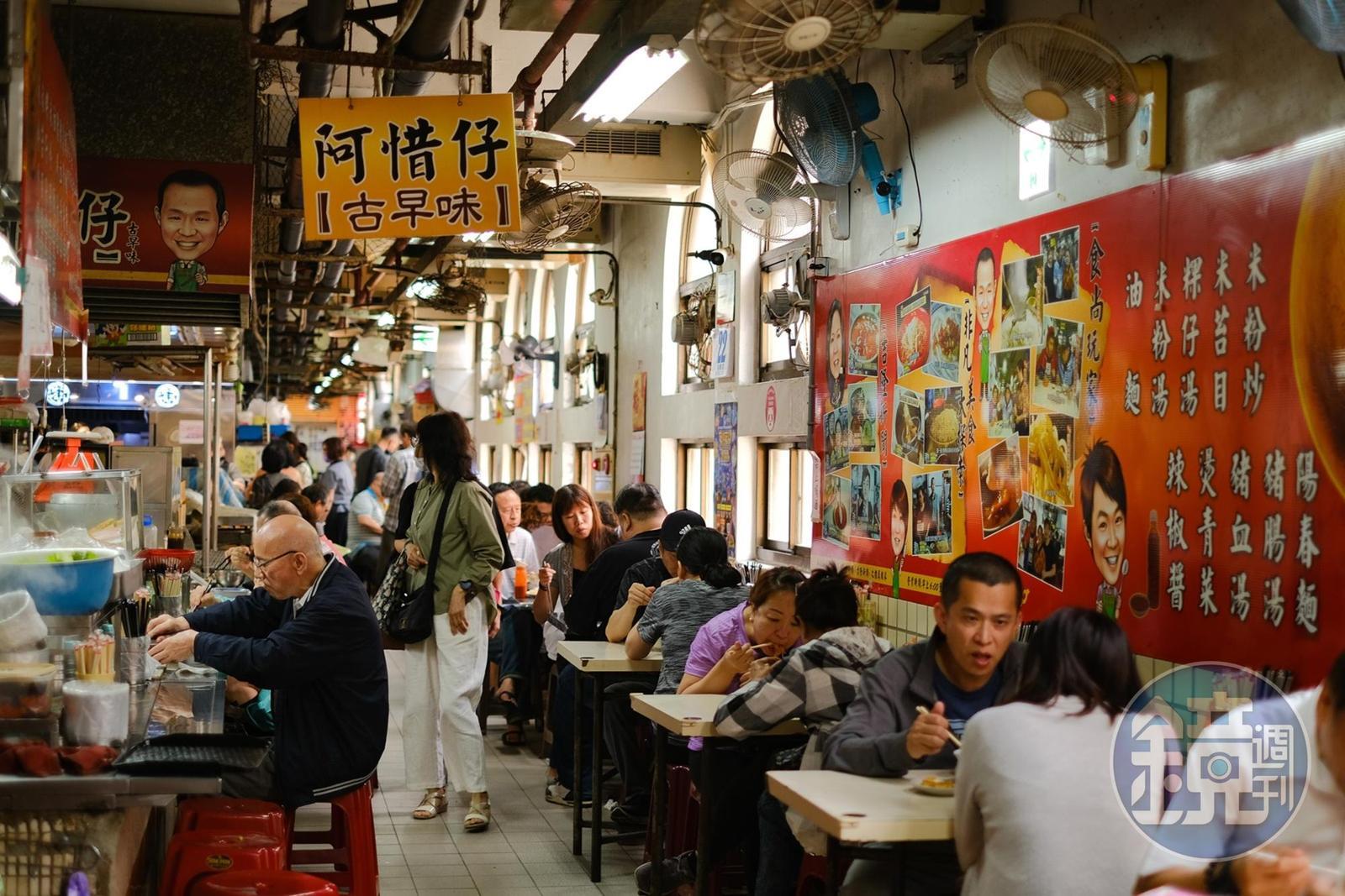 疫情前的中午時分，在地居民與附近的上班族都會在這用餐，不早點來真的會沒位子。