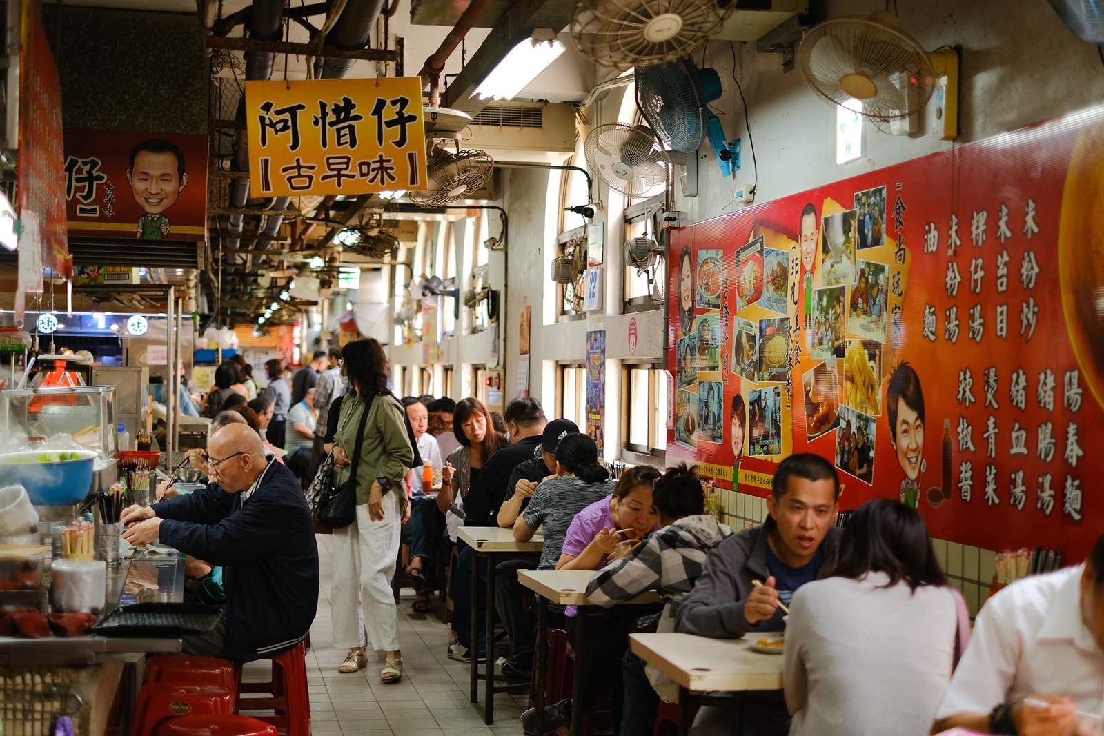 疫情前的中午時分，在地居民與附近的上班族都會在這用餐，不早點來真的會沒位子。