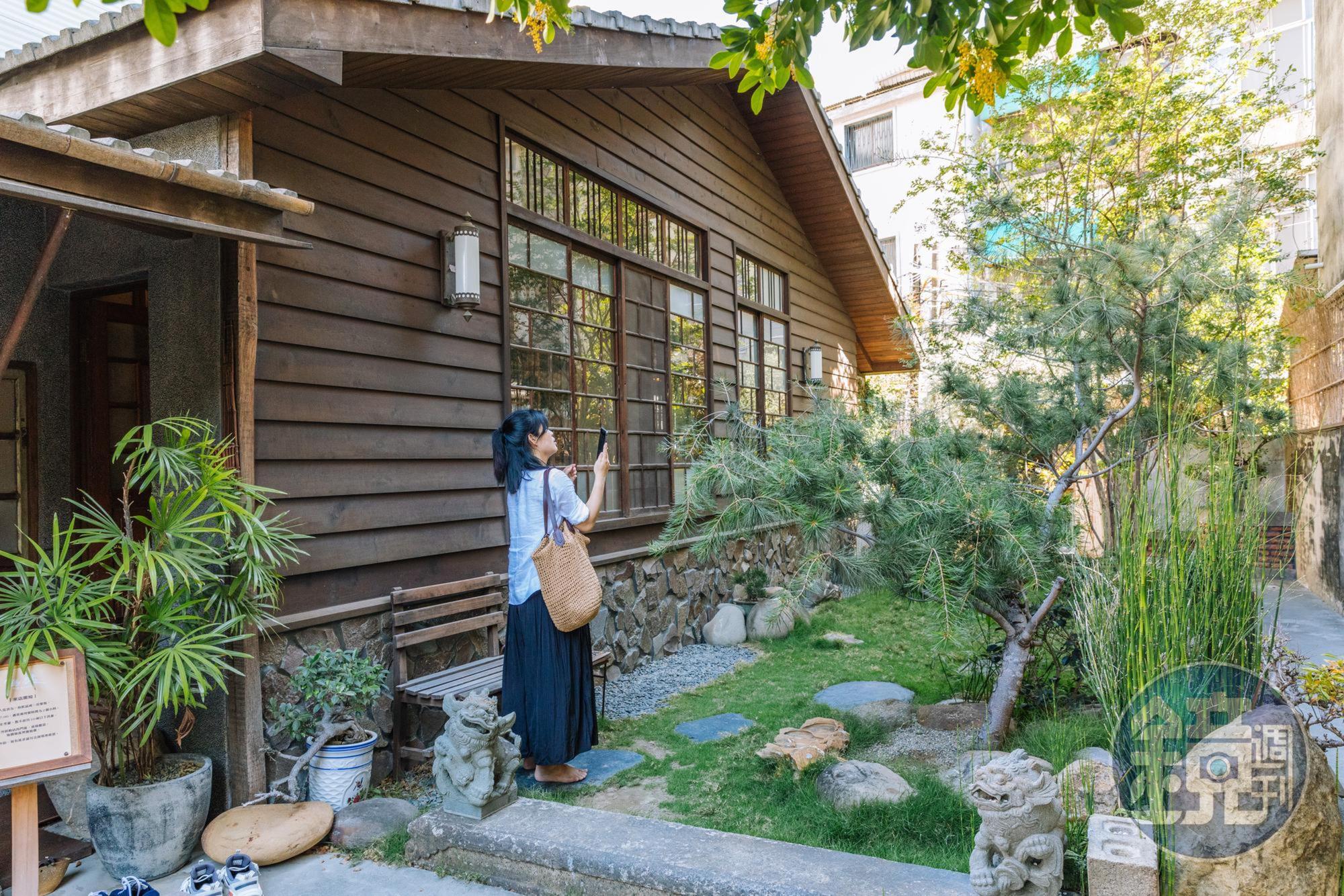 老屋前還有一小片庭園供客人休憩，綠意盎然。
