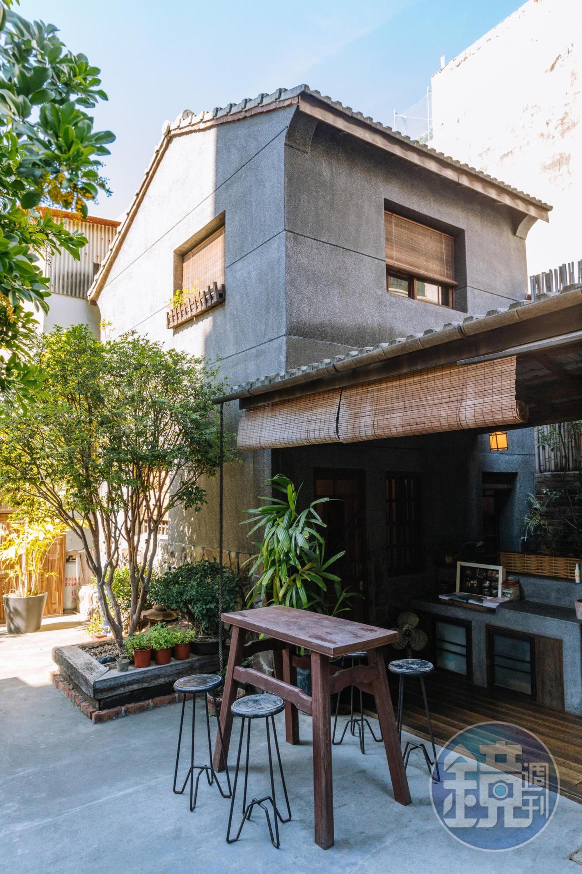 藉由走道相通的兩棟日式建築，兩間裡面都有座位區可內用，需脱鞋進入。