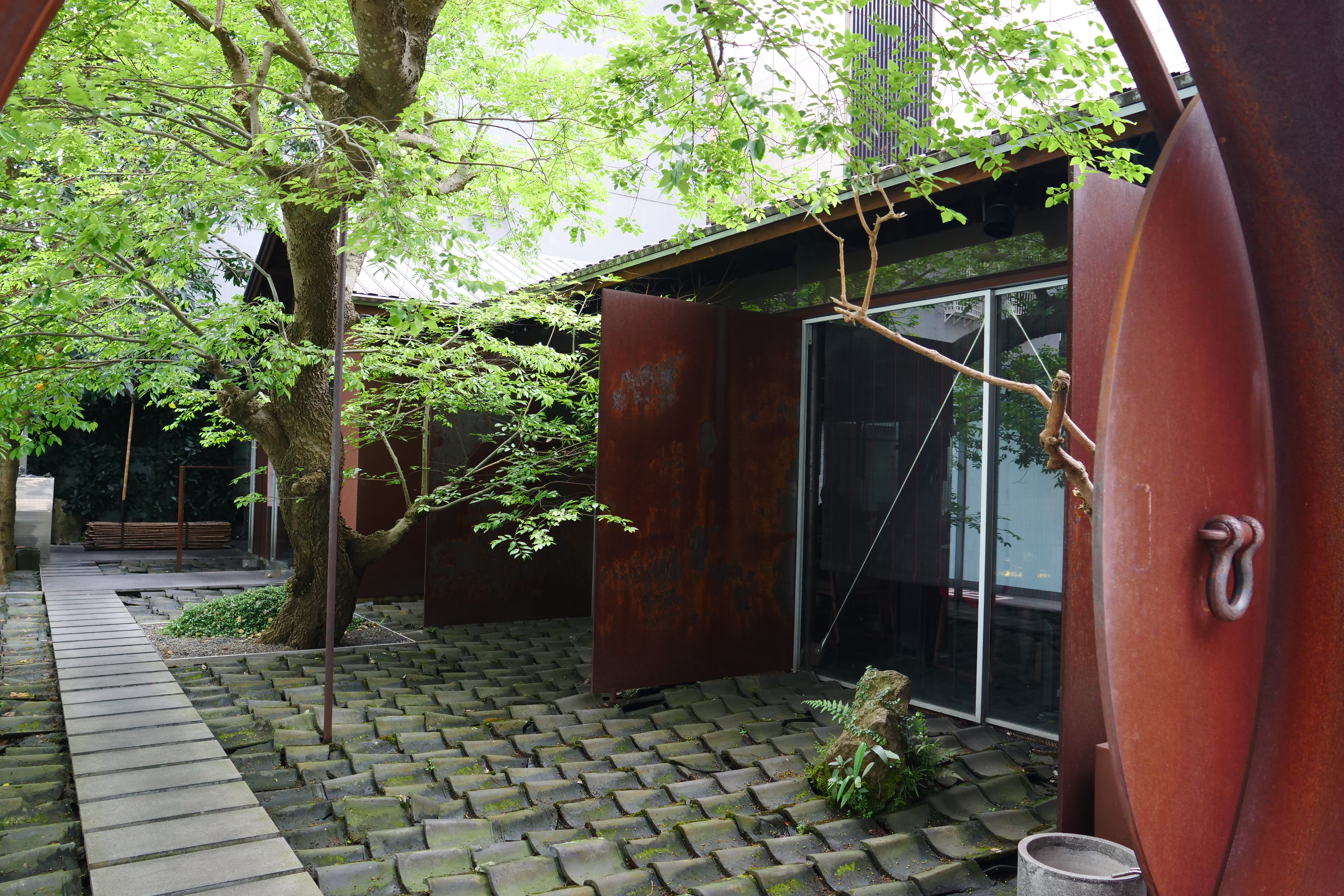 疫情中的「桌藏」無法招待客人，只好另闢蹊徑，把招牌法菜做成冷凍調理包讓客人帶回家。