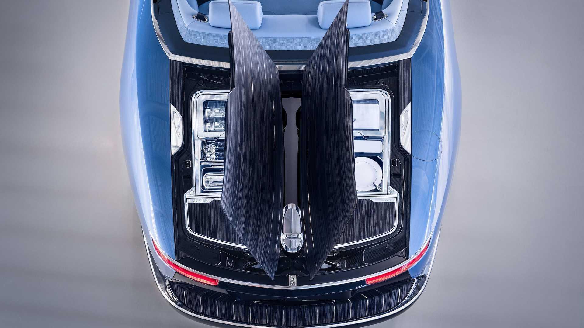Boat Tail的「後甲板」—也就是車尾的對開艙門。