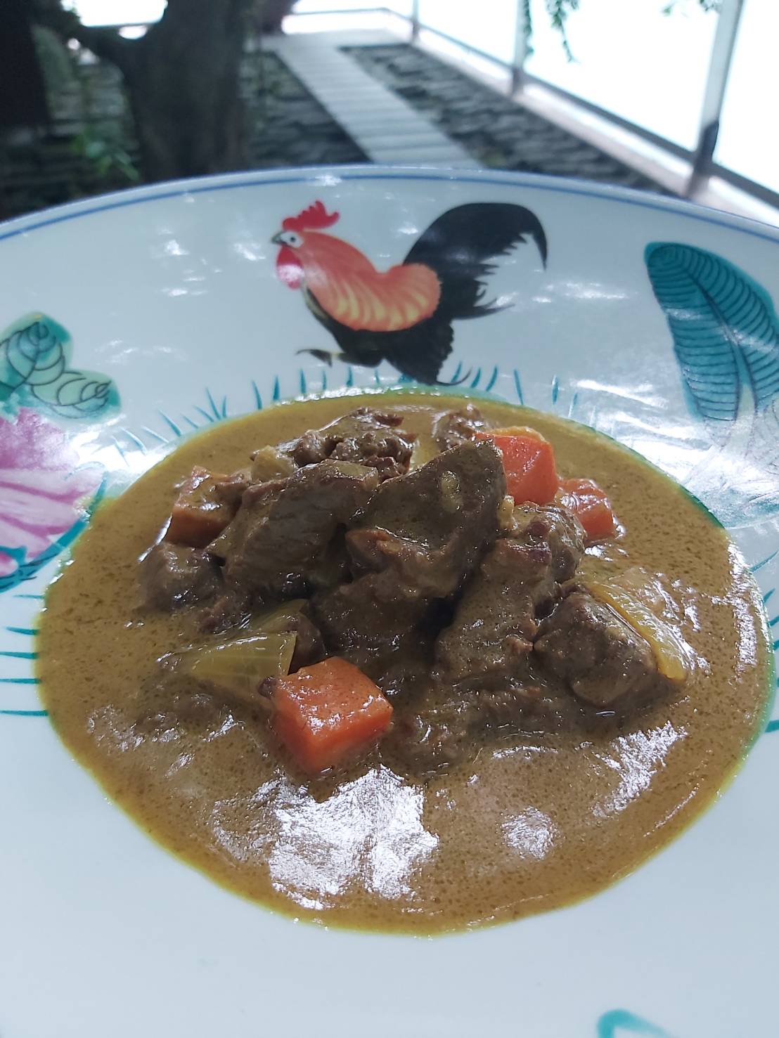 洋溢辛香料特色的「葡式咖哩牛肉」，帶著微微的辣度，在炎炎夏日，絕對能刺激味蕾，讓人一口一口停不下來。（350元／包、460g）
