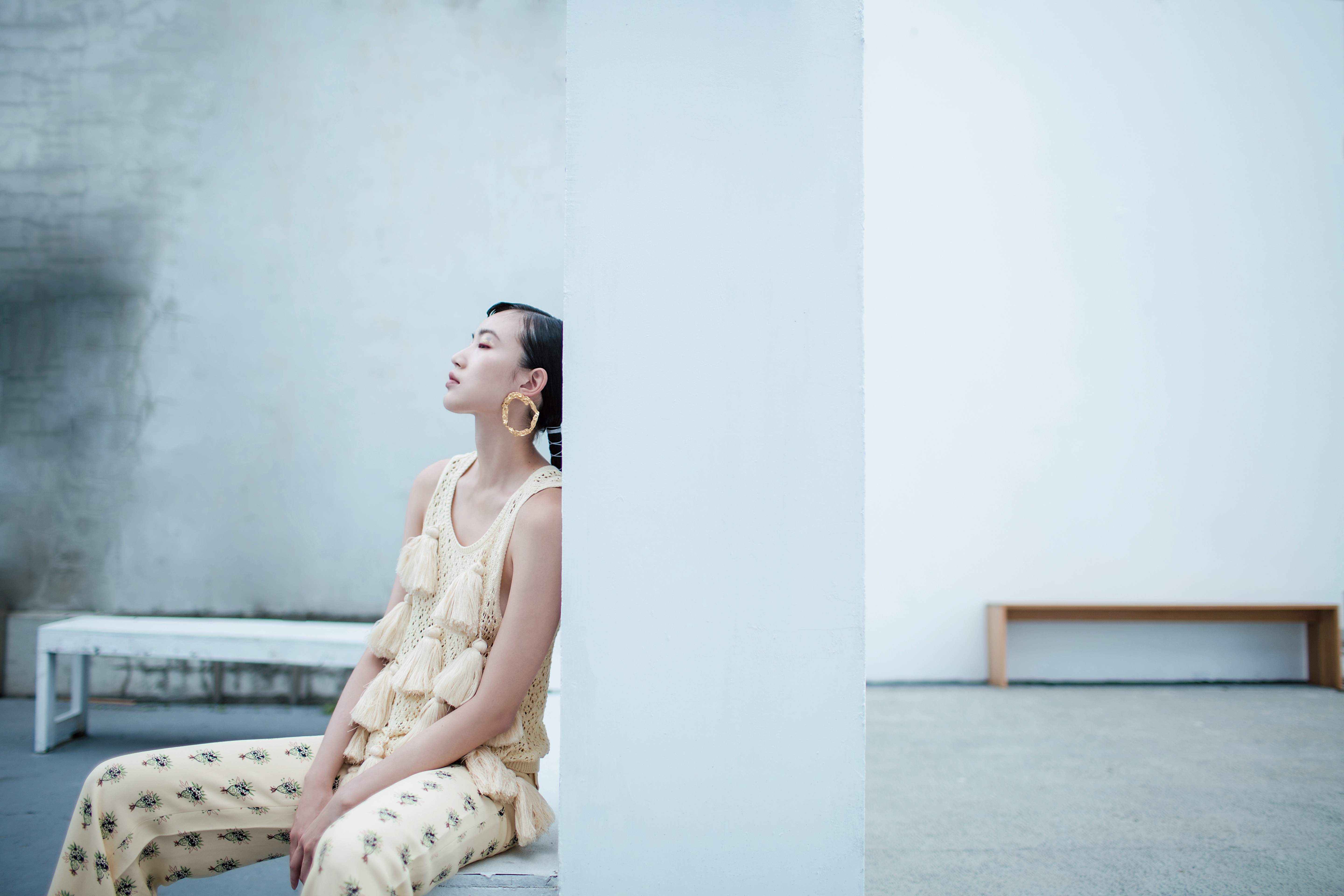 針織流蘇背心 NT$8,280 by DOUCHANGLEE／嫩黃色印花高腰寬管褲 價格店洽 by Chloé／Anouck耳環 價格店洽 by Chloé