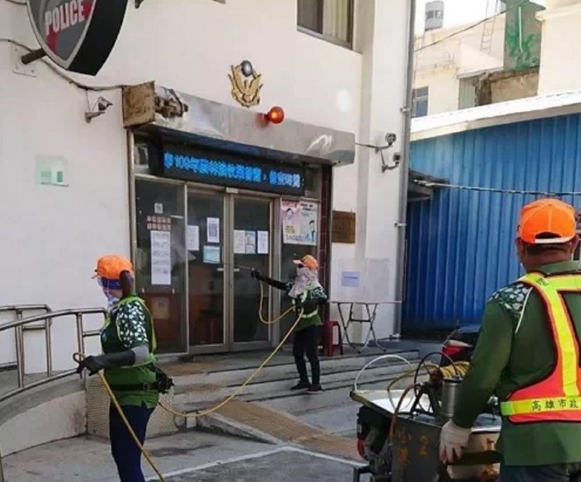 高雄首例員警確診，大林派出所1名巡佐染疫，環保局派員到派出所消毒。（翻攝照片）