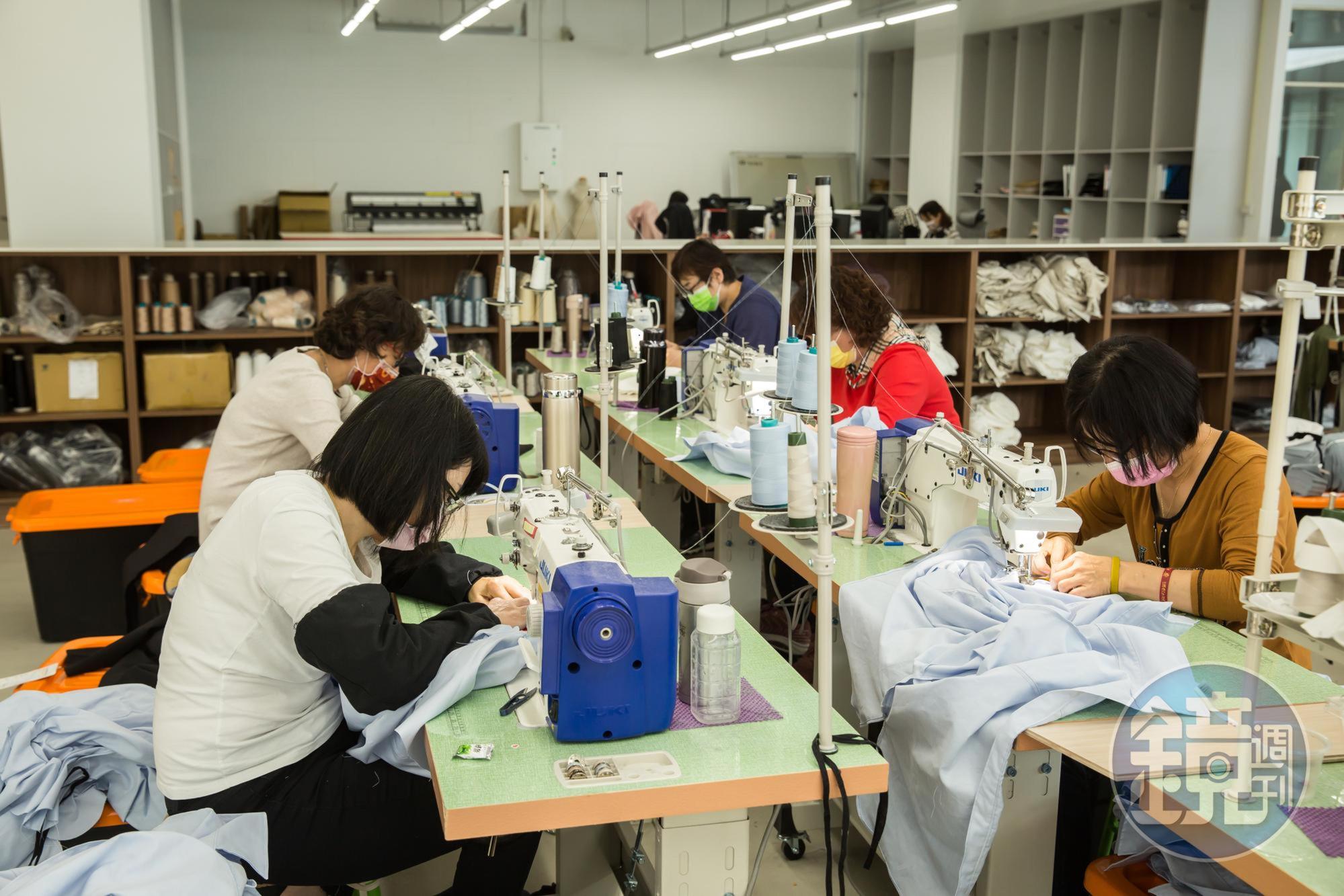 廖承豪說，宜蘭是台灣成衣加工發源地，早期加工鏈完整，後來工廠外移中國，留下來的基本上都斷鏈。