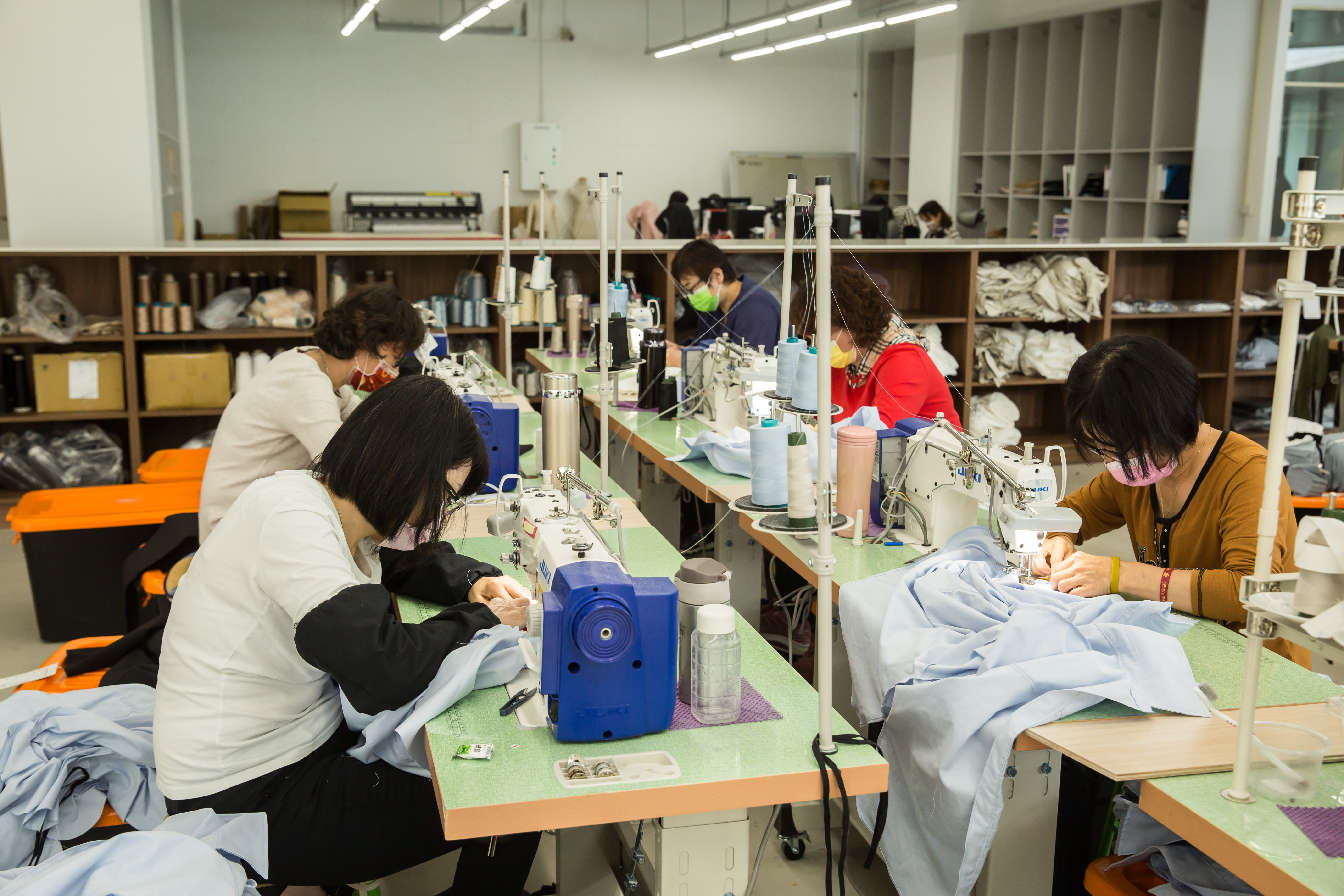廖承豪說，宜蘭是台灣成衣加工發源地，早期加工鏈完整，後來工廠外移中國，留下來的基本上都斷鏈。