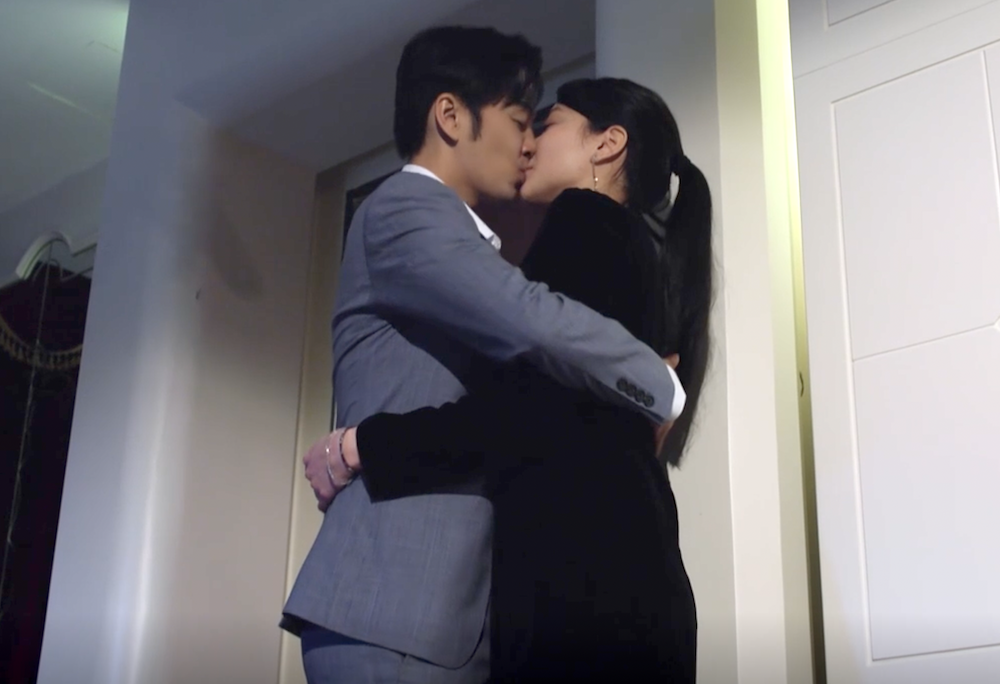 張書偉邱珮淇開房激情脫衣解釦。（TVBS提供）