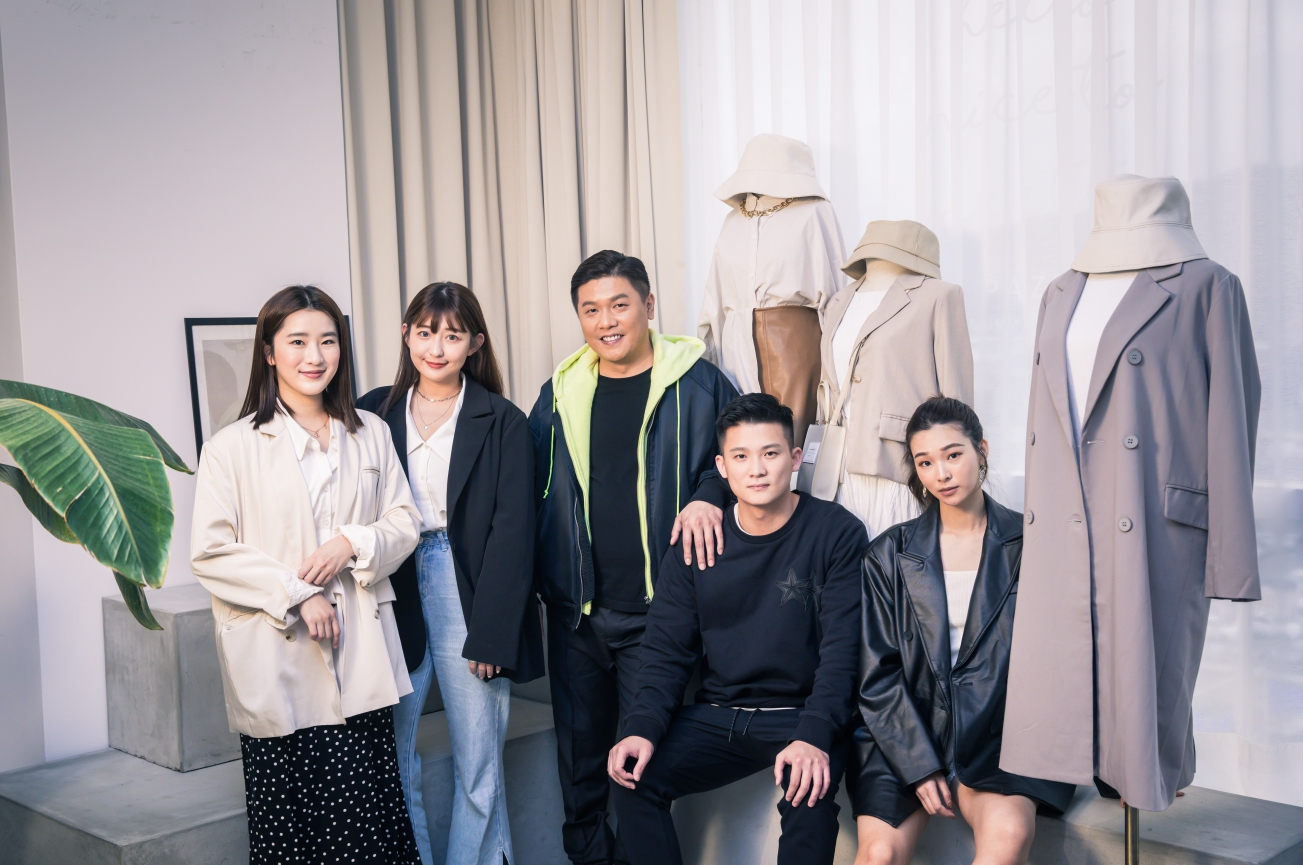 為加快品牌複製，廖承豪（右3）與網紅漢娜妞（右1）合資品牌Mercci22，太太、PAZZO品牌總監楊雅筑（左2）協助視覺設計。