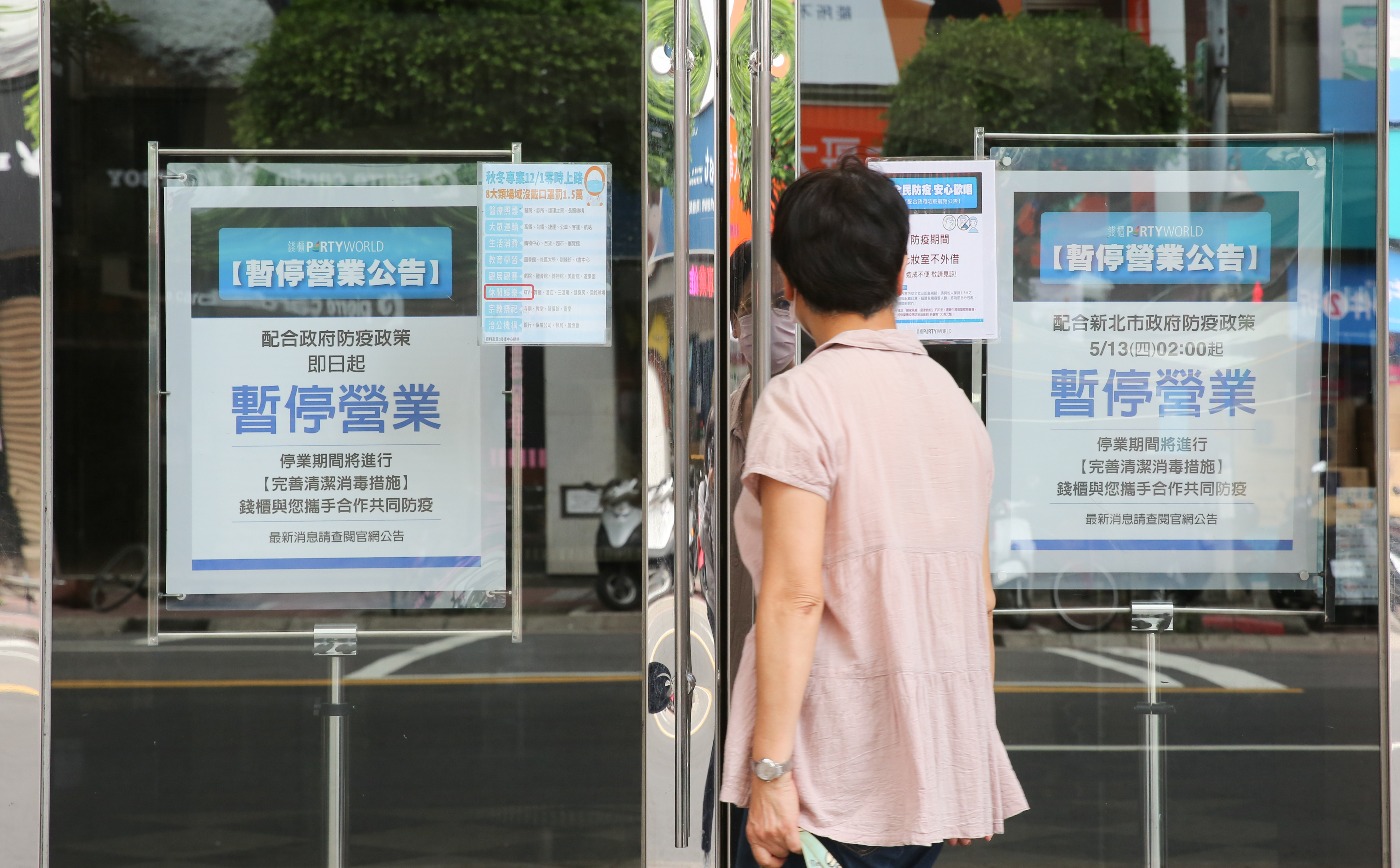 疫情發展難以預測，不少服務業營運艱困，員工也受影響。