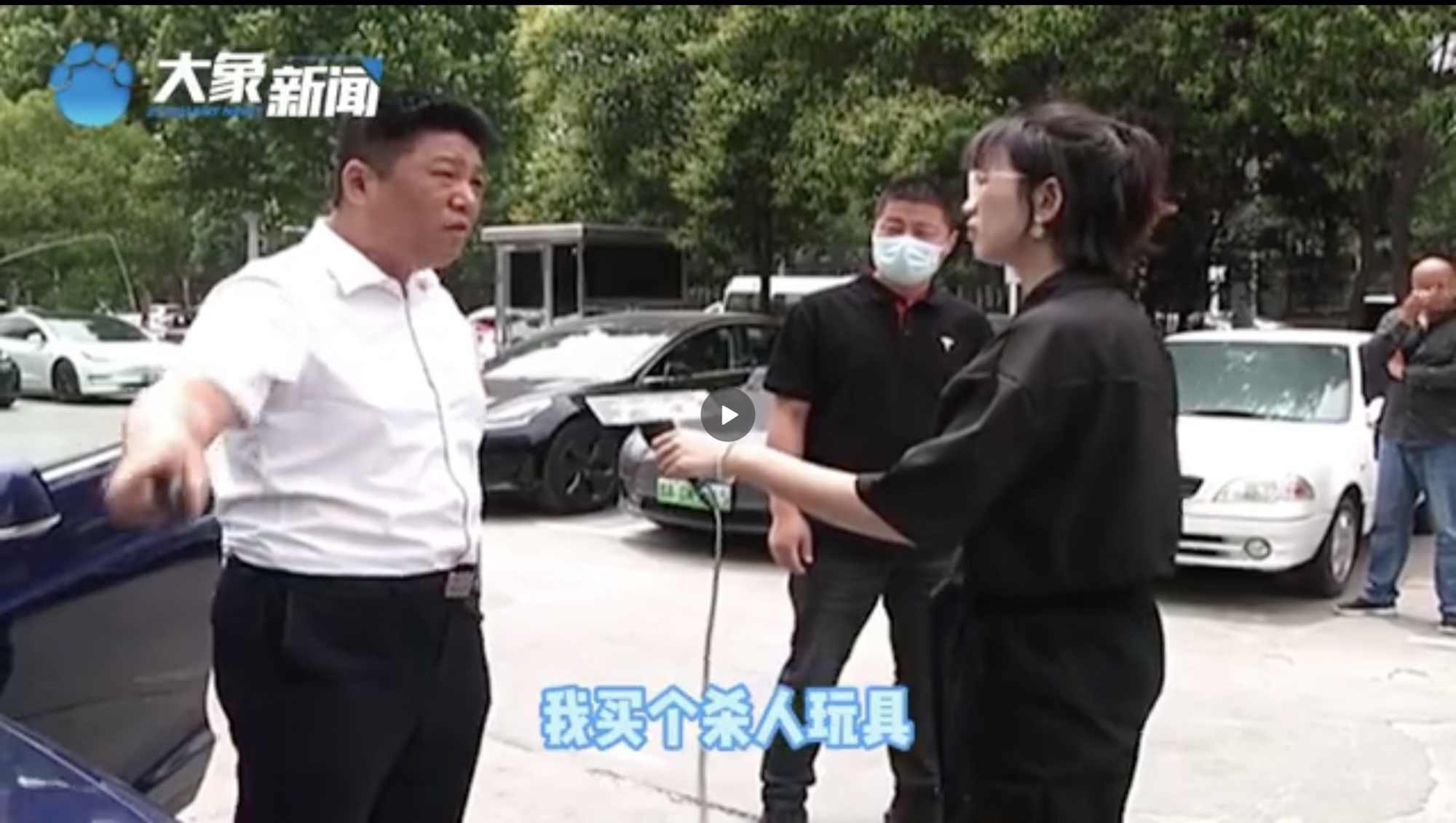 溫男對於車輛安全措施感到不滿,怒控像買到殺人玩具。(翻攝自微博)