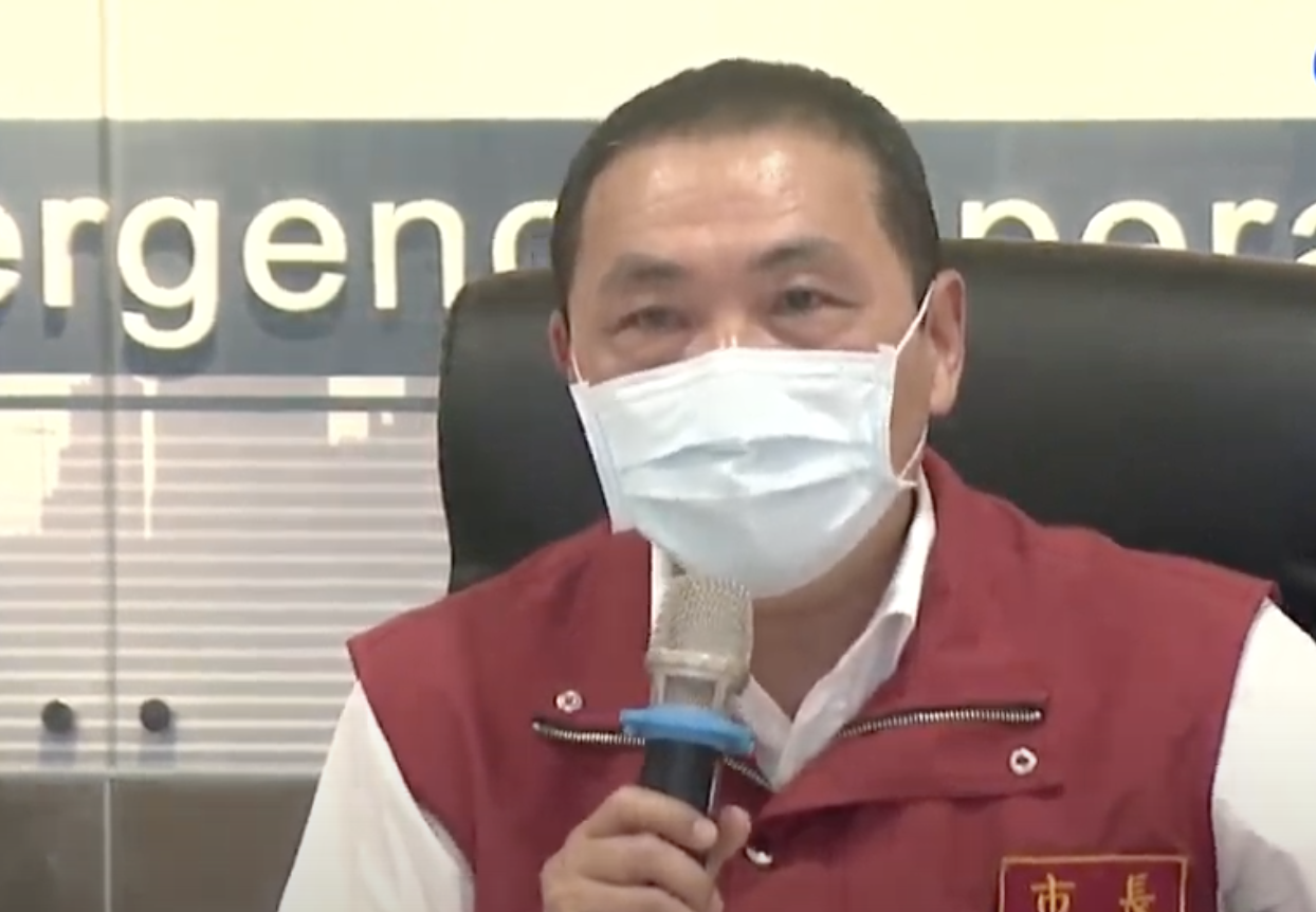 新北市長侯友宜表示，啟動熱區防疫中心就是為未來若升第四級做實戰演練。（翻攝我的新北市直播）
