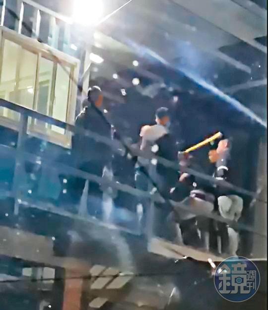 火青帶著近20人,將陳男押到阿丰的公司,在門口就持棍棒開打。(讀者提供)