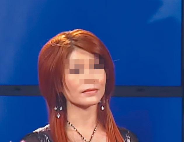 遭殺害的李姓女子是嘉義地方電視台歌唱節目主持人,有美魔女之稱。(翻攝信吉衛星電視台跨年晚會YouTube)