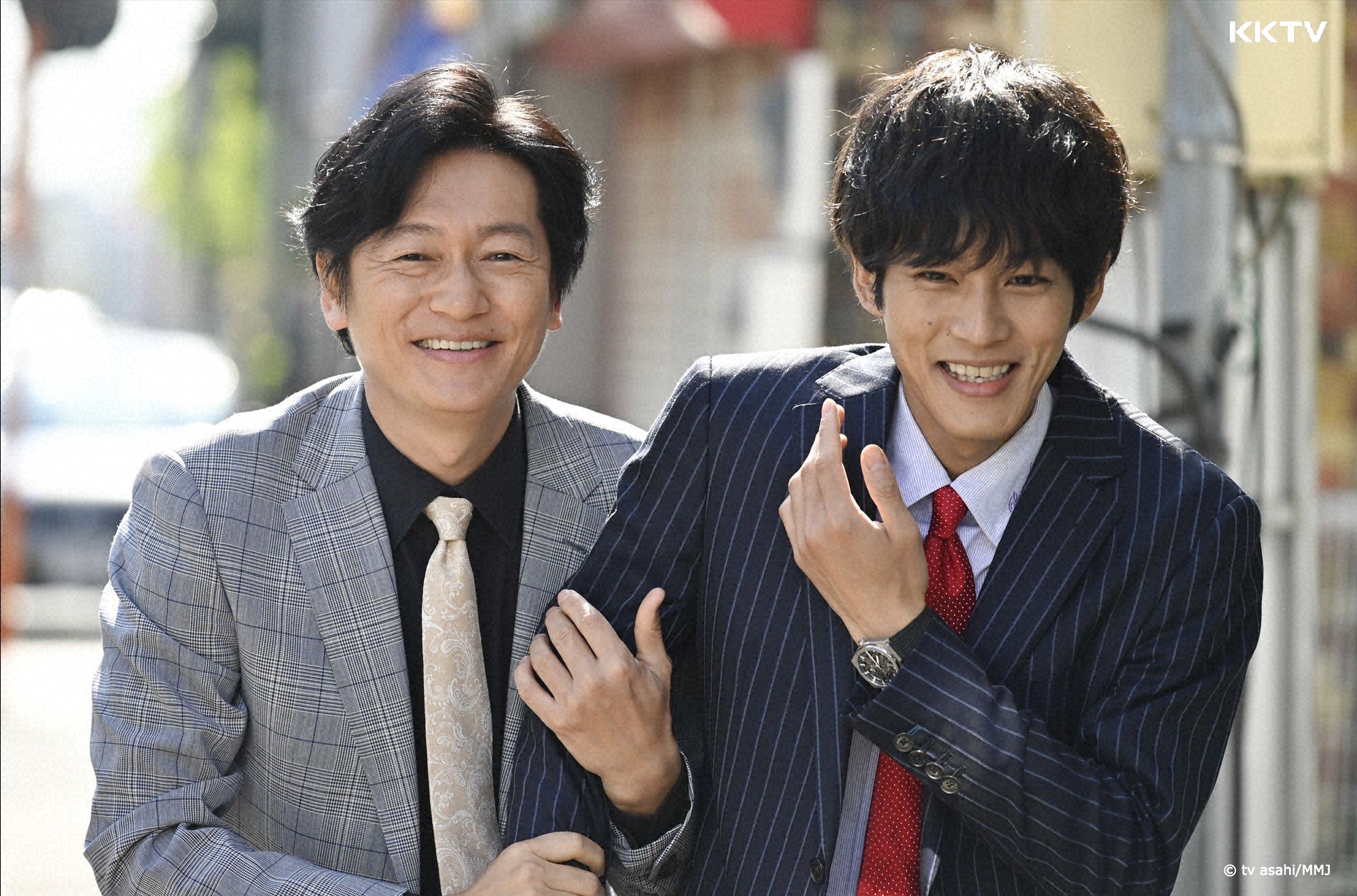 松坂桃李(右)逐漸接受自稱是漫畫老師的井浦新,兩人的互動也讓《要是當時吻了她》成為「類BL劇」。(KKTV提供)