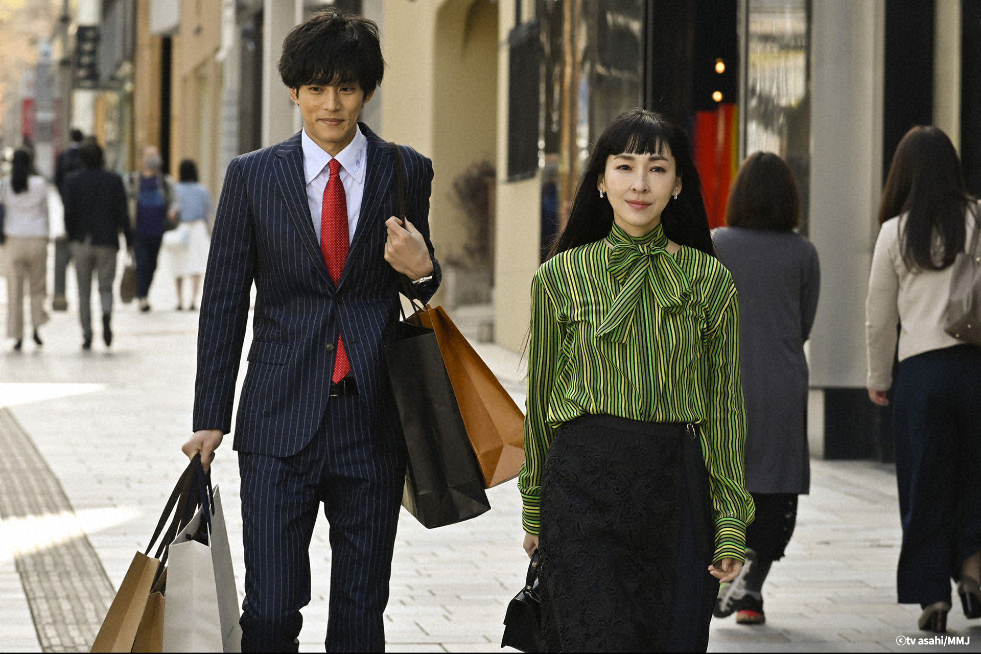 麻生久美子(右)個性強勢對事物很有想法,松坂桃李樂得當跟班陪伴。(friDay影音提供)