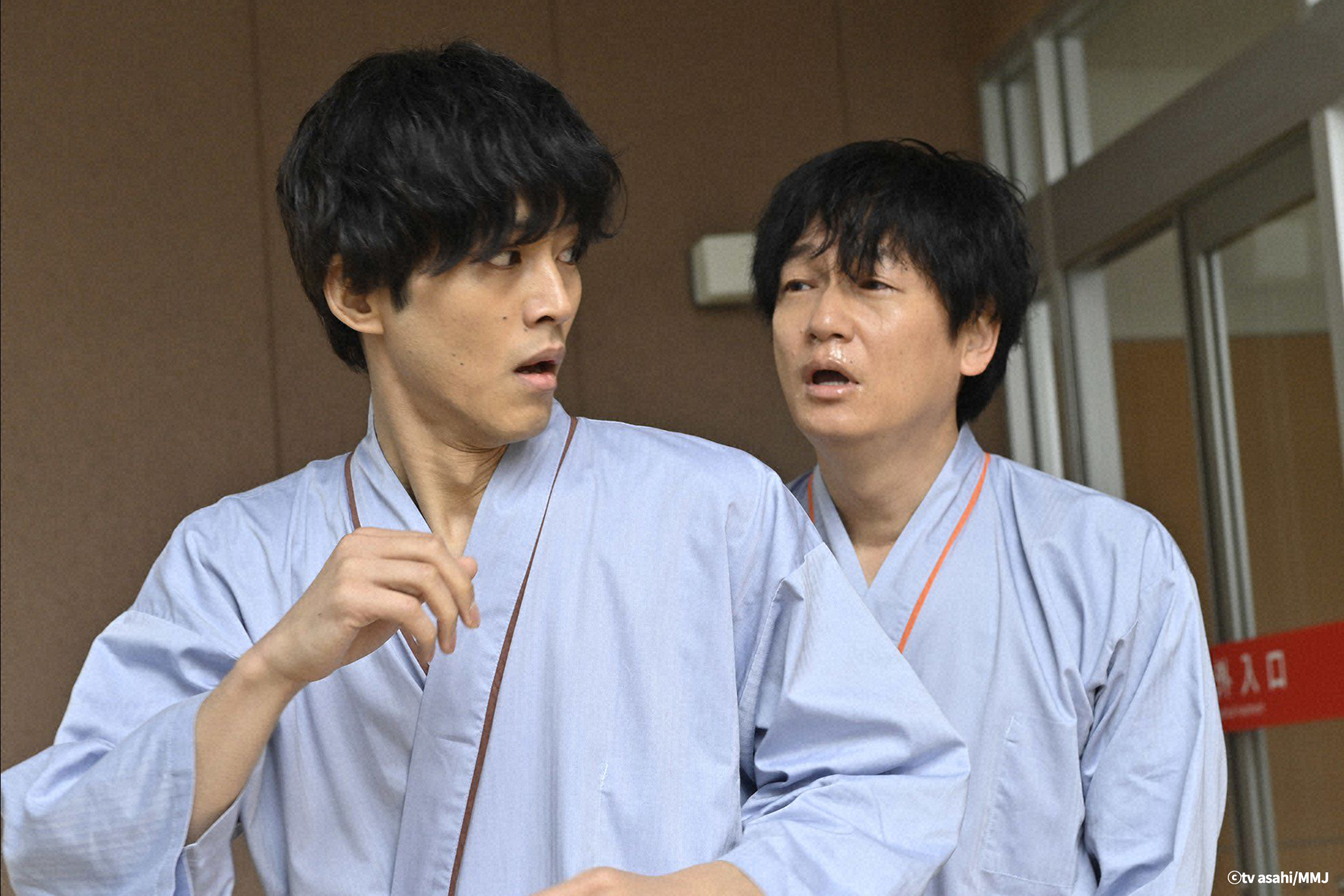 松坂桃李（左）陷入最愛的漫畫家老師身亡的衝擊時，井浦新突然哭著來找他，讓他嚇昏。（friDay影音提供）