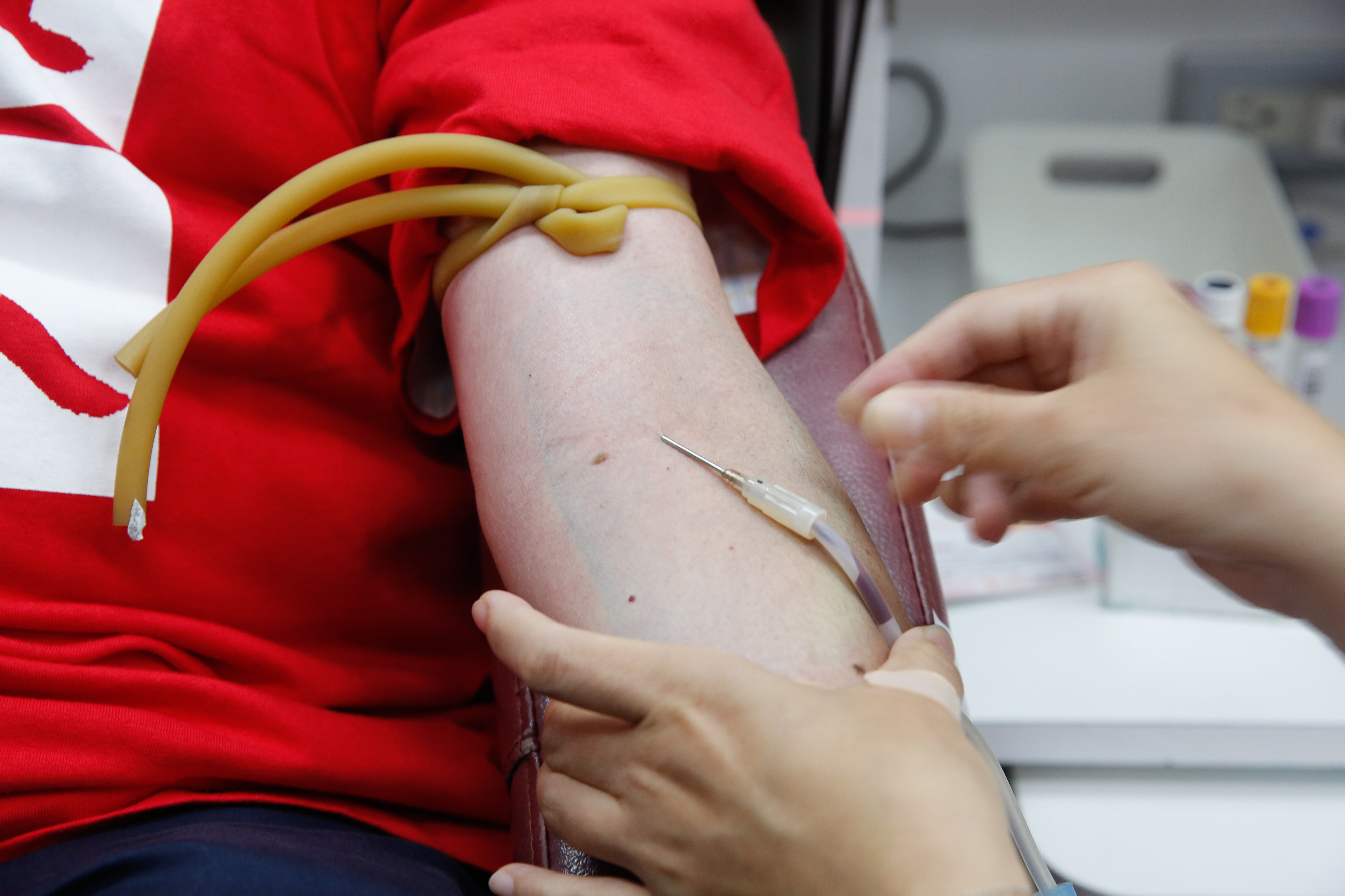 全台鬧血荒，台大醫師施景中呼籲民眾挽袖捐血。（示意圖，本刊資料照）